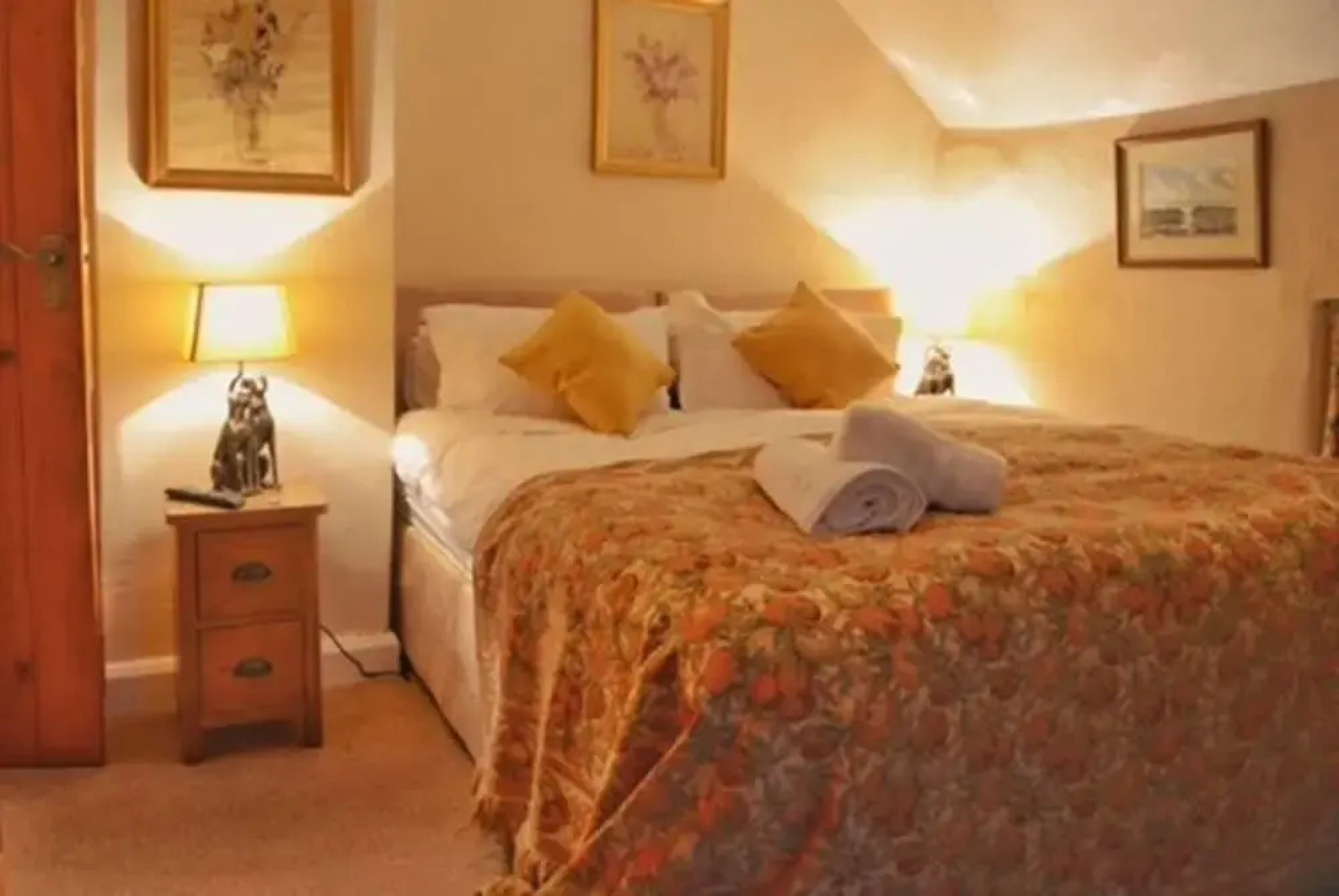 Cosy & Spacious Cottage in Scenic Village With Pub