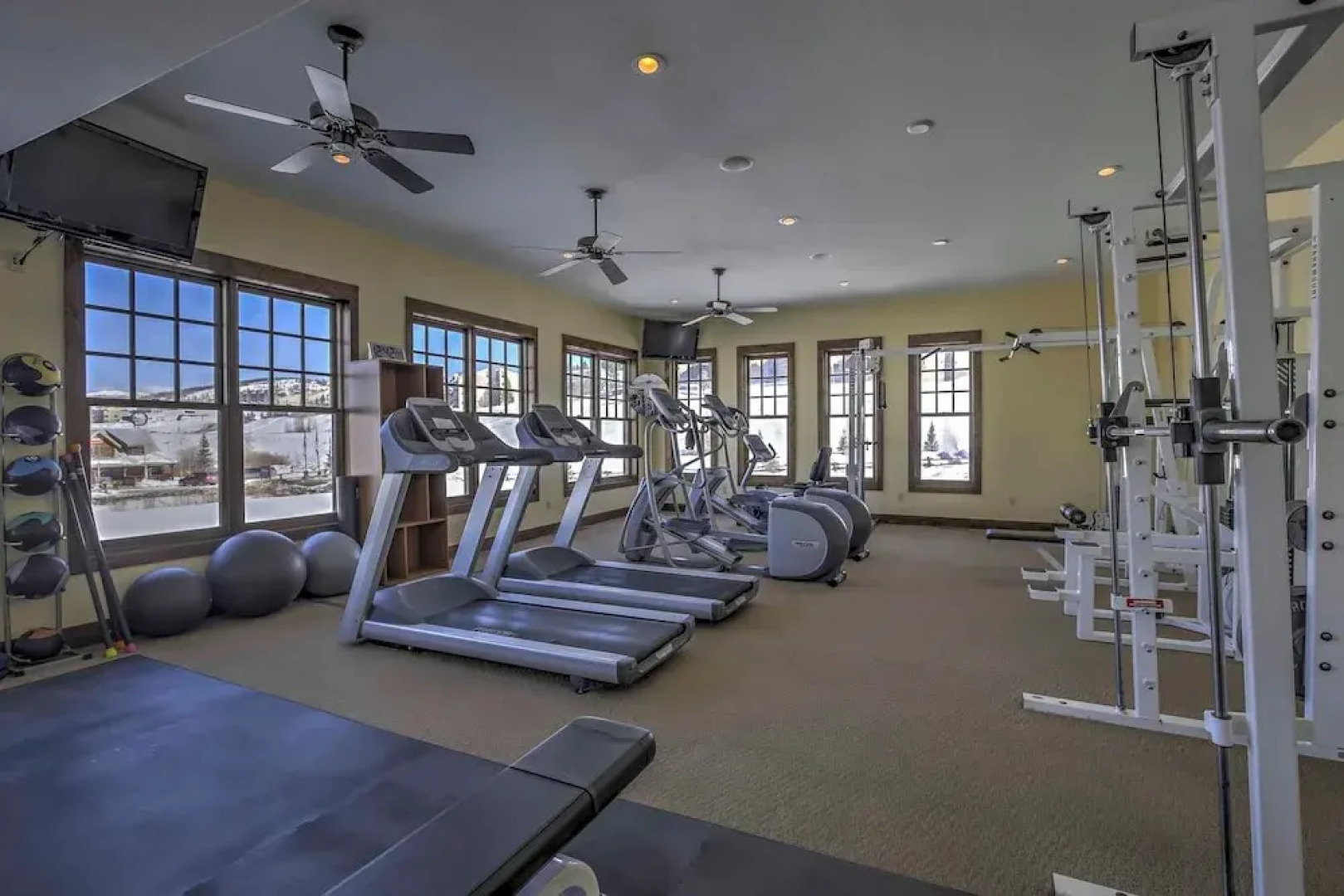 Ski-in/ski-out Granby Townhouse w/ Private Hot Tub