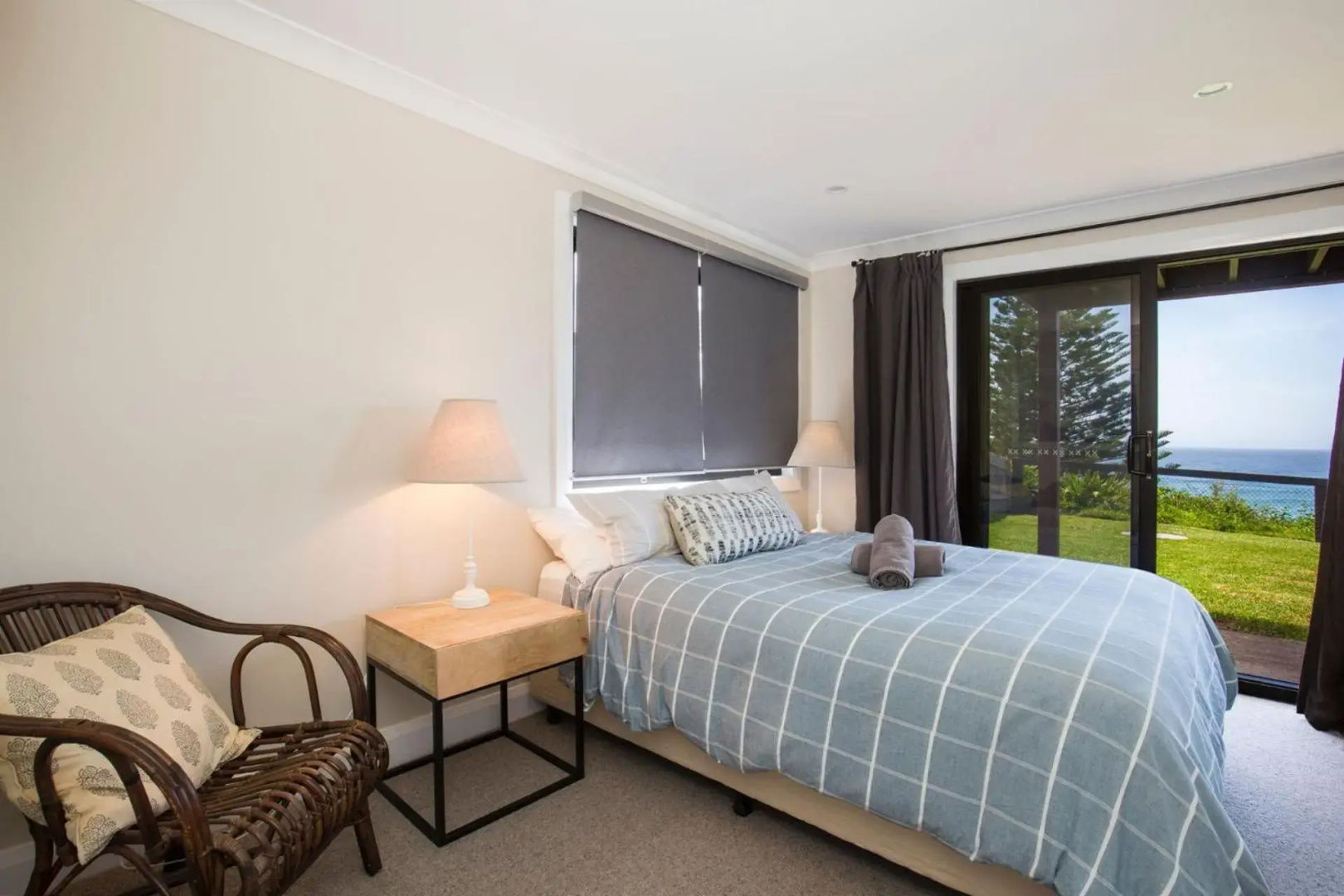 Seaview - Pet Friendly with Stunning Views - 1 Min to Beach