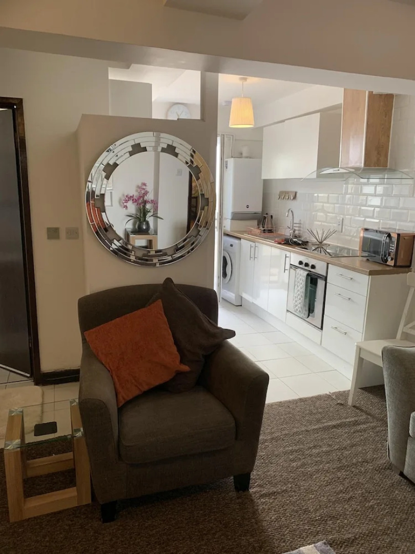 Cardigan House - Avad