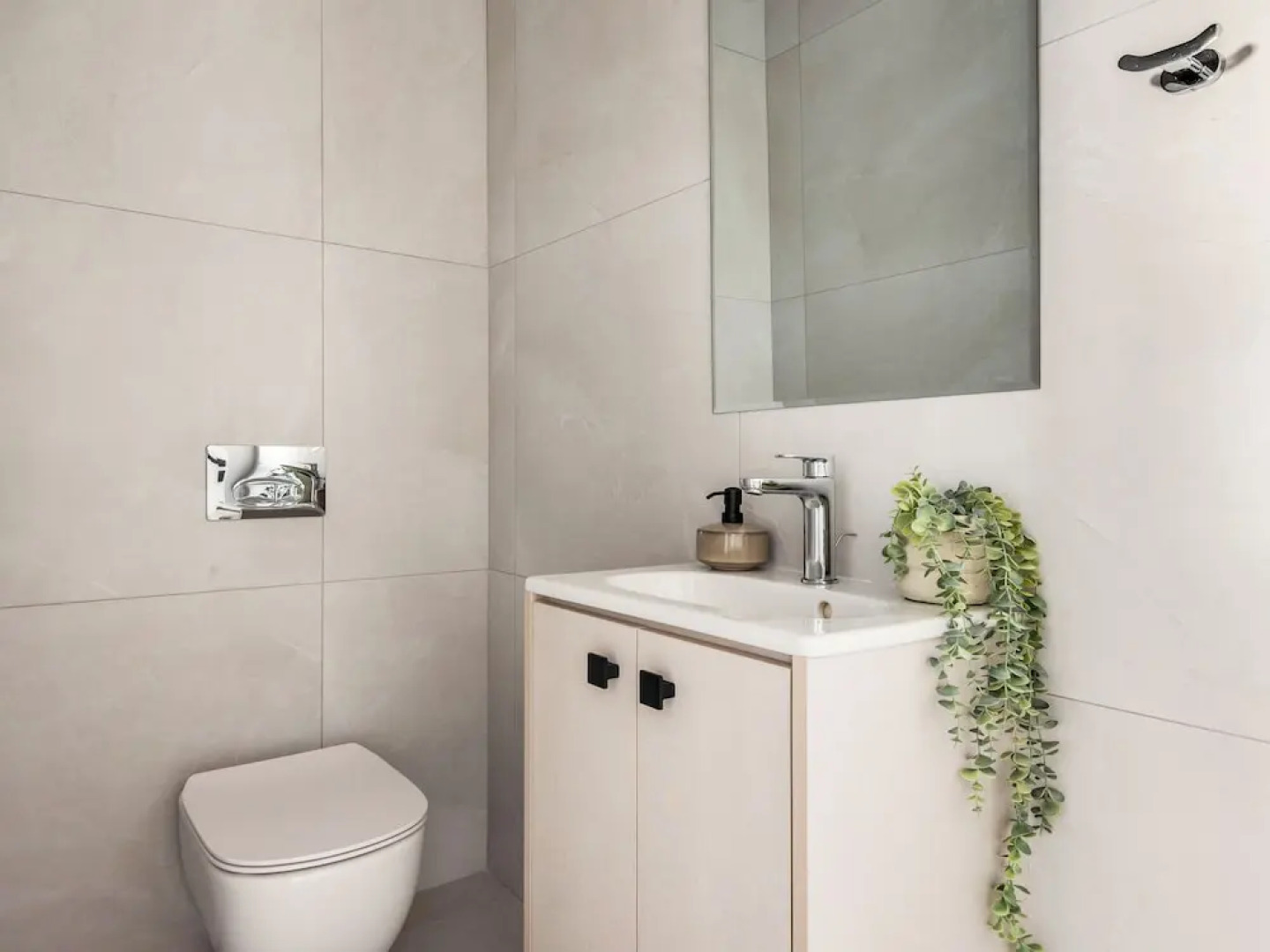 Sanders Only - Lovely 1-bdr Apt With two Balconies