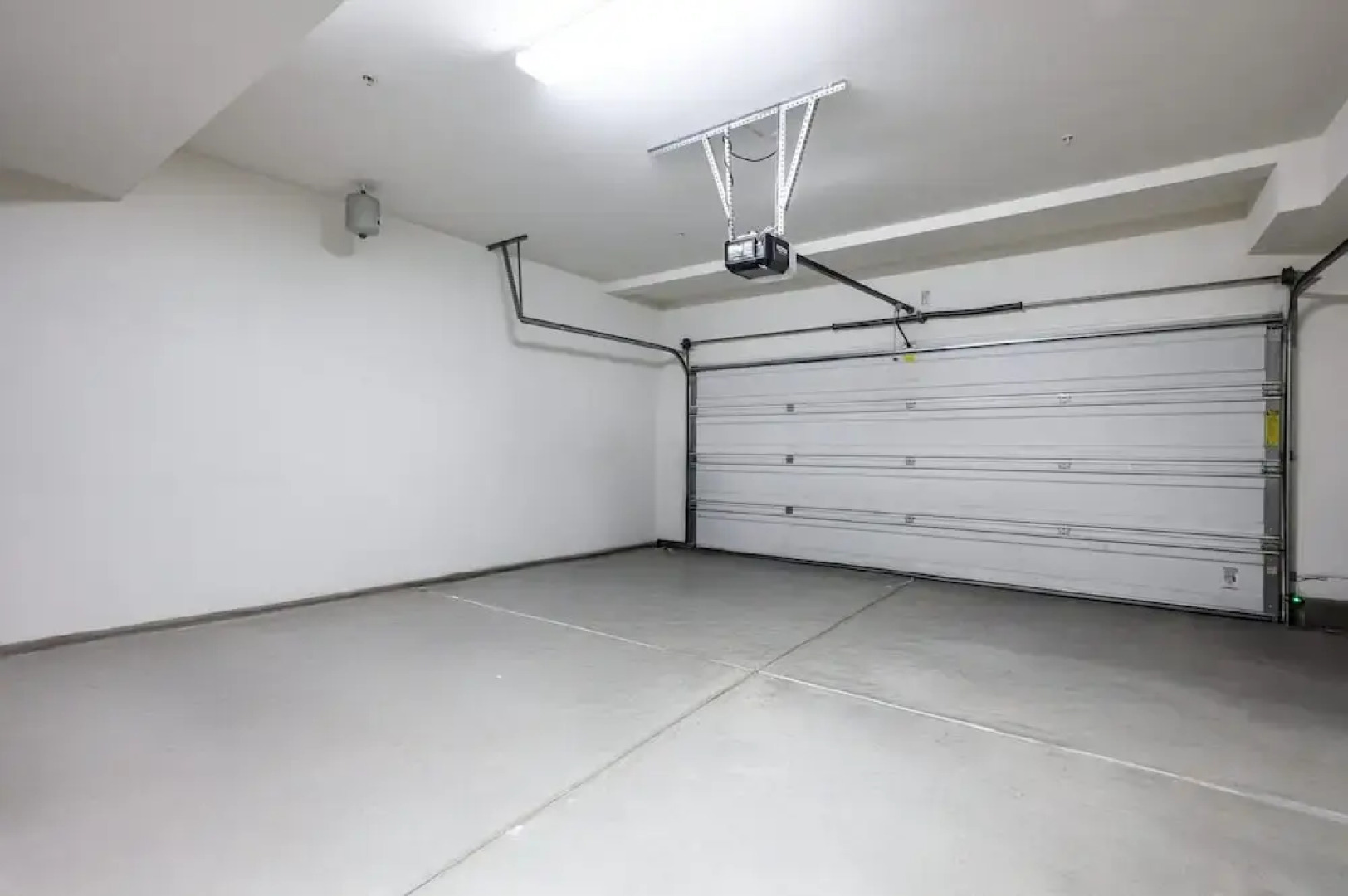 Private Entry Suite w Patio Bath Kitchenette