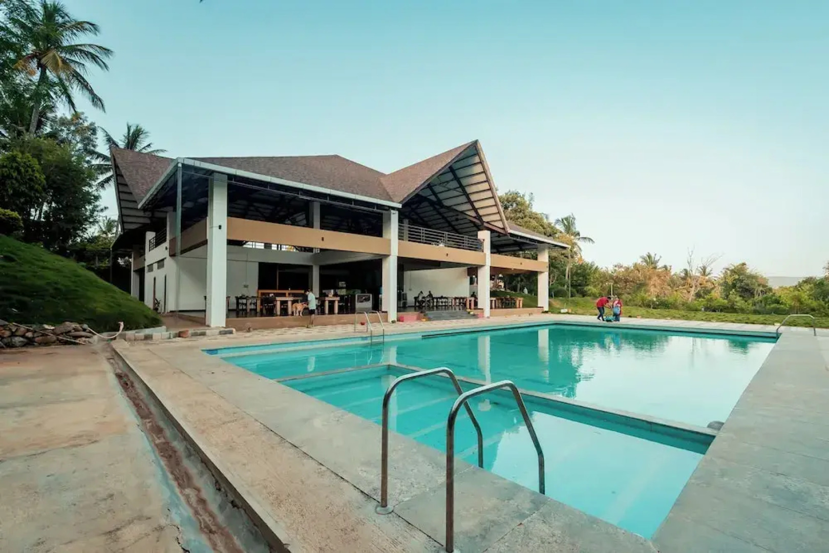 Commune18 Resorts