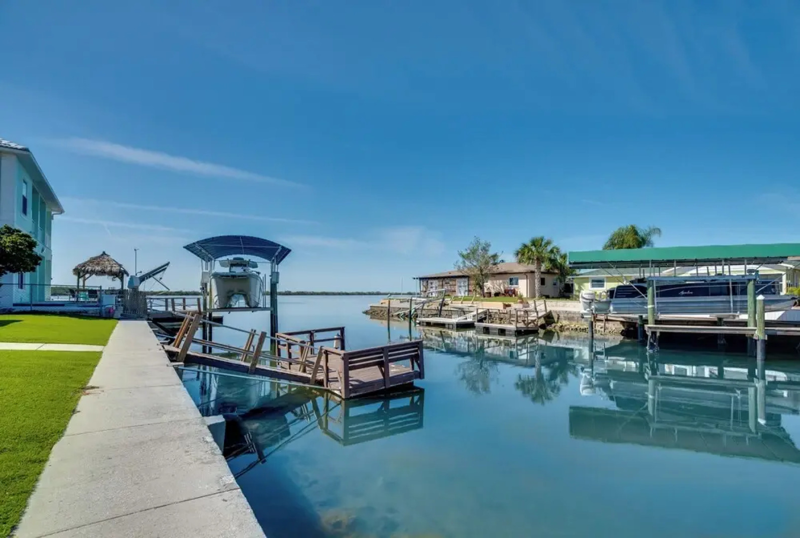 Canal & Gulf Views: Spacious Hudson Home