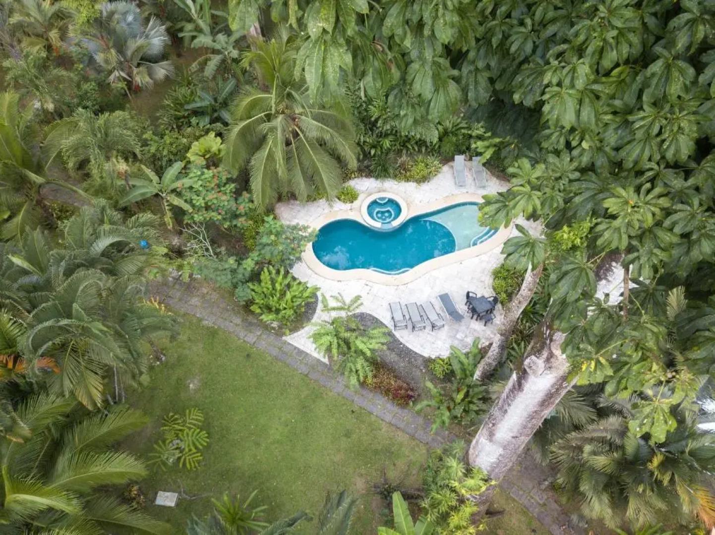 El Nido Jungle Lodge
