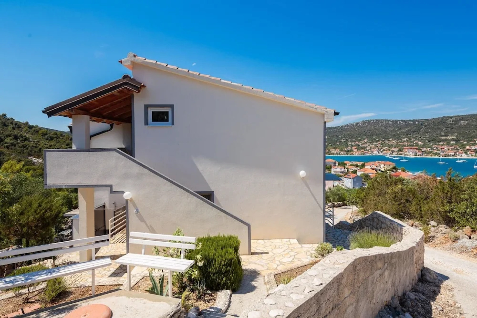 A8 - Modern apt With Terrace, 3 min Walk to Beach