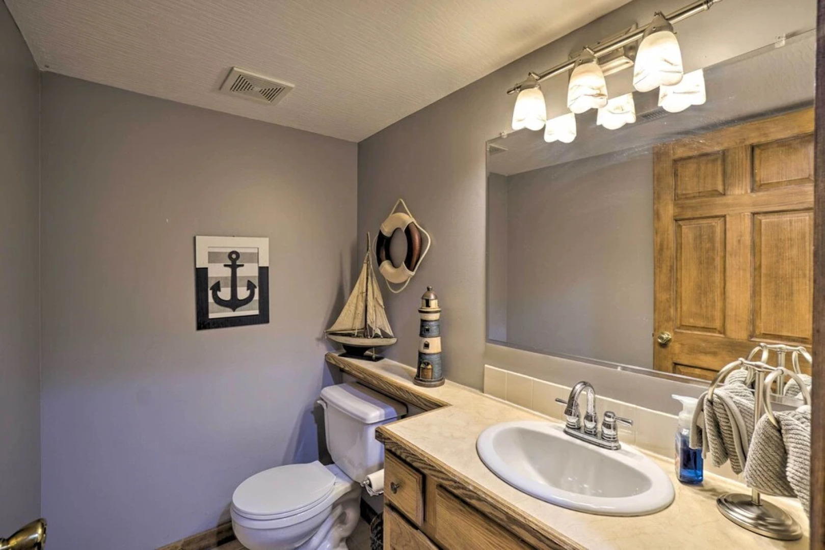 Spacious Buckeye Lake Home w/ Hot Tub & Fire Pit!