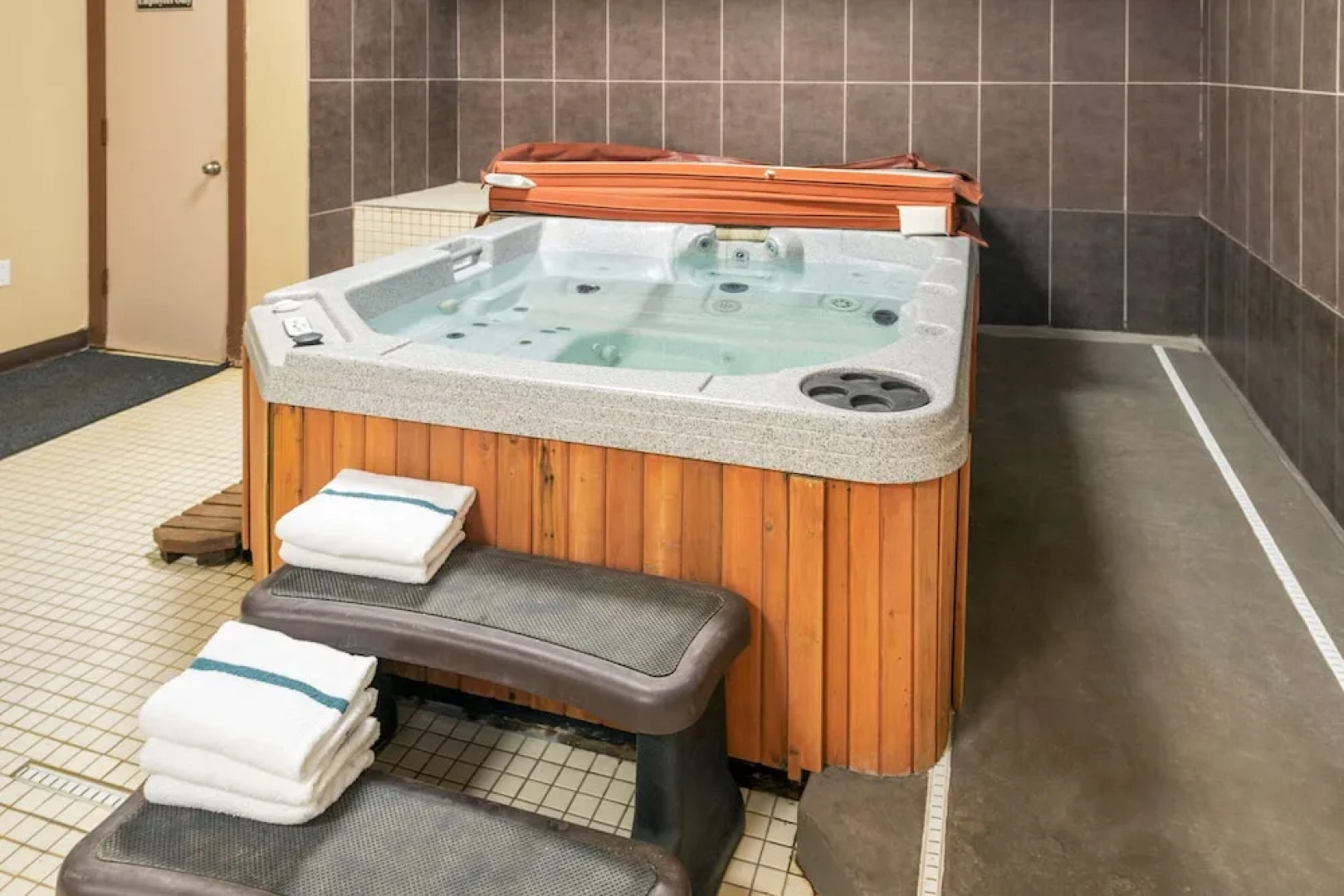 Econo Lodge Inn & Suites