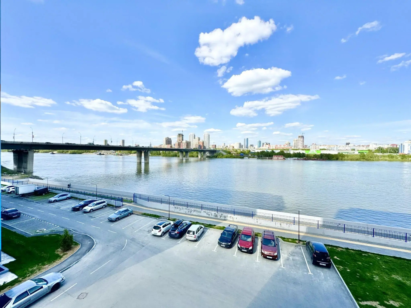 Hugge Place на улице Ясный Берег 7