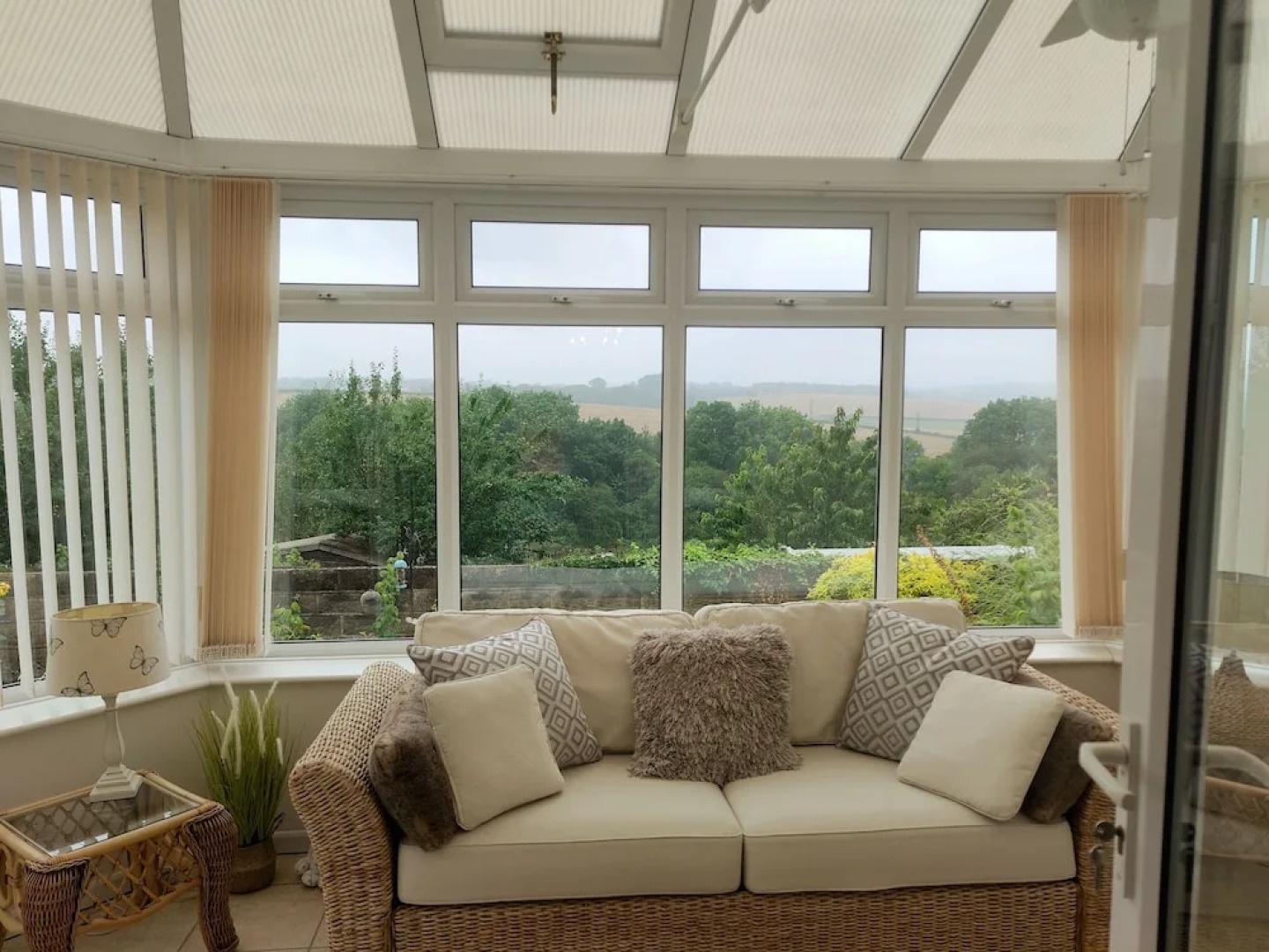 Split Level Bungalow - Sleeps4 - Close to Walks