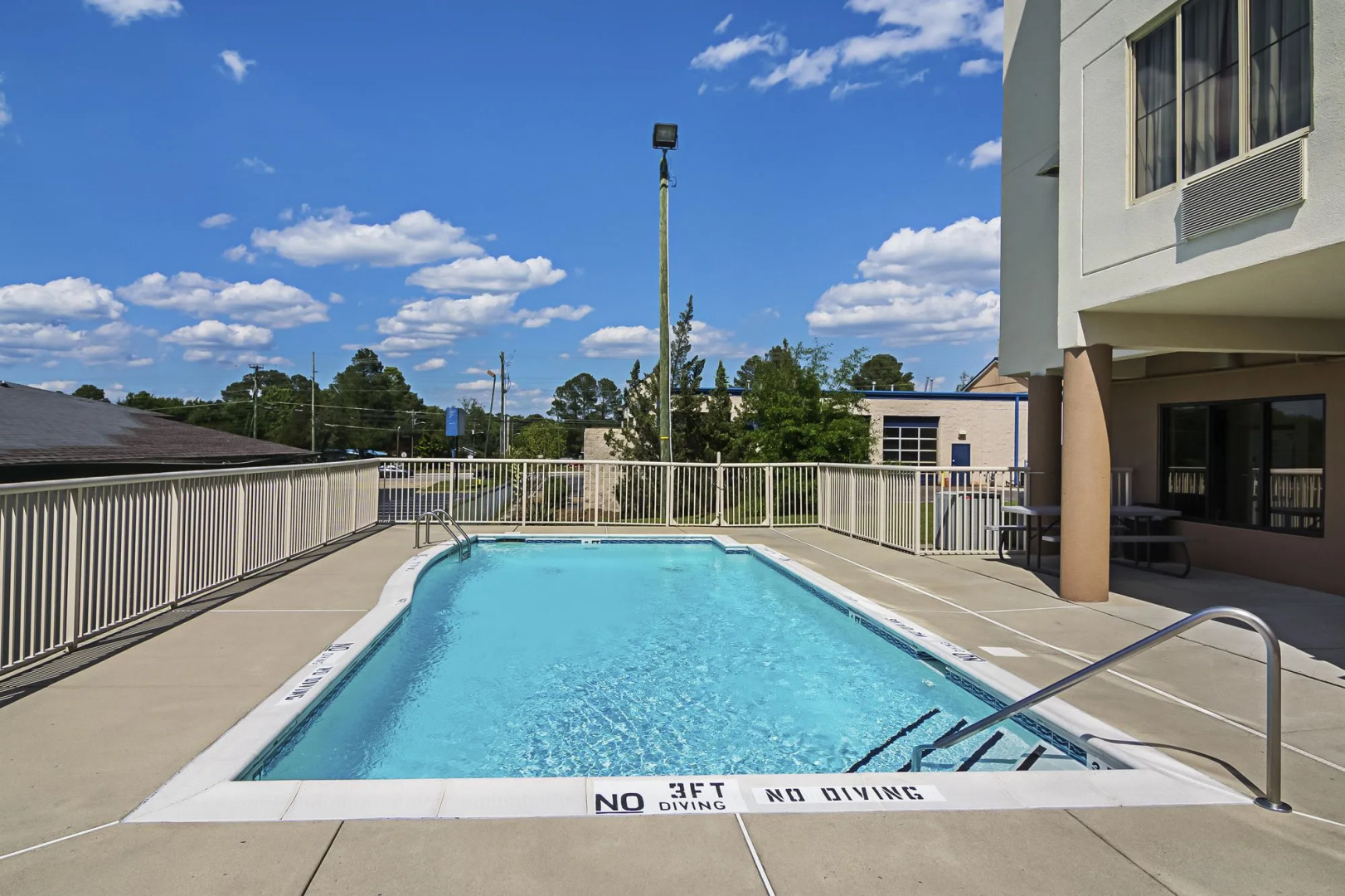 Red Roof Inn & Suites Fayetteville - Fort Bragg