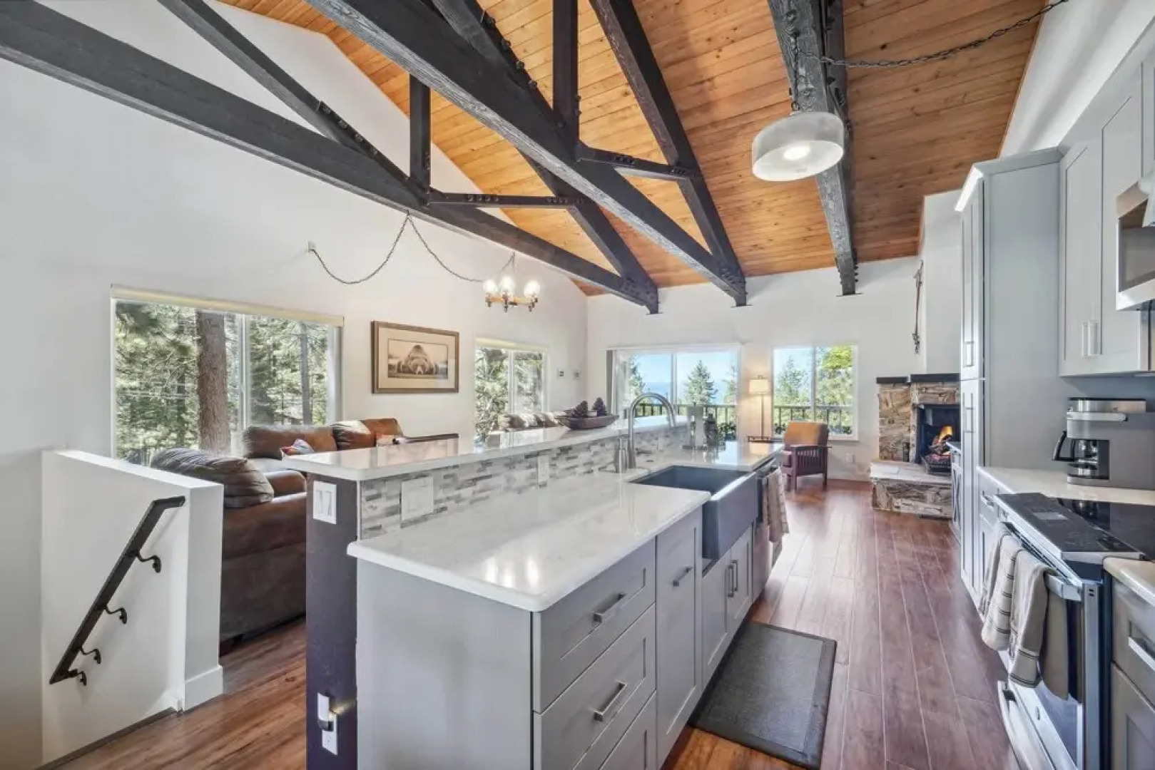 10 Mi to Palisades Tahoe! Condo w/ Game Room