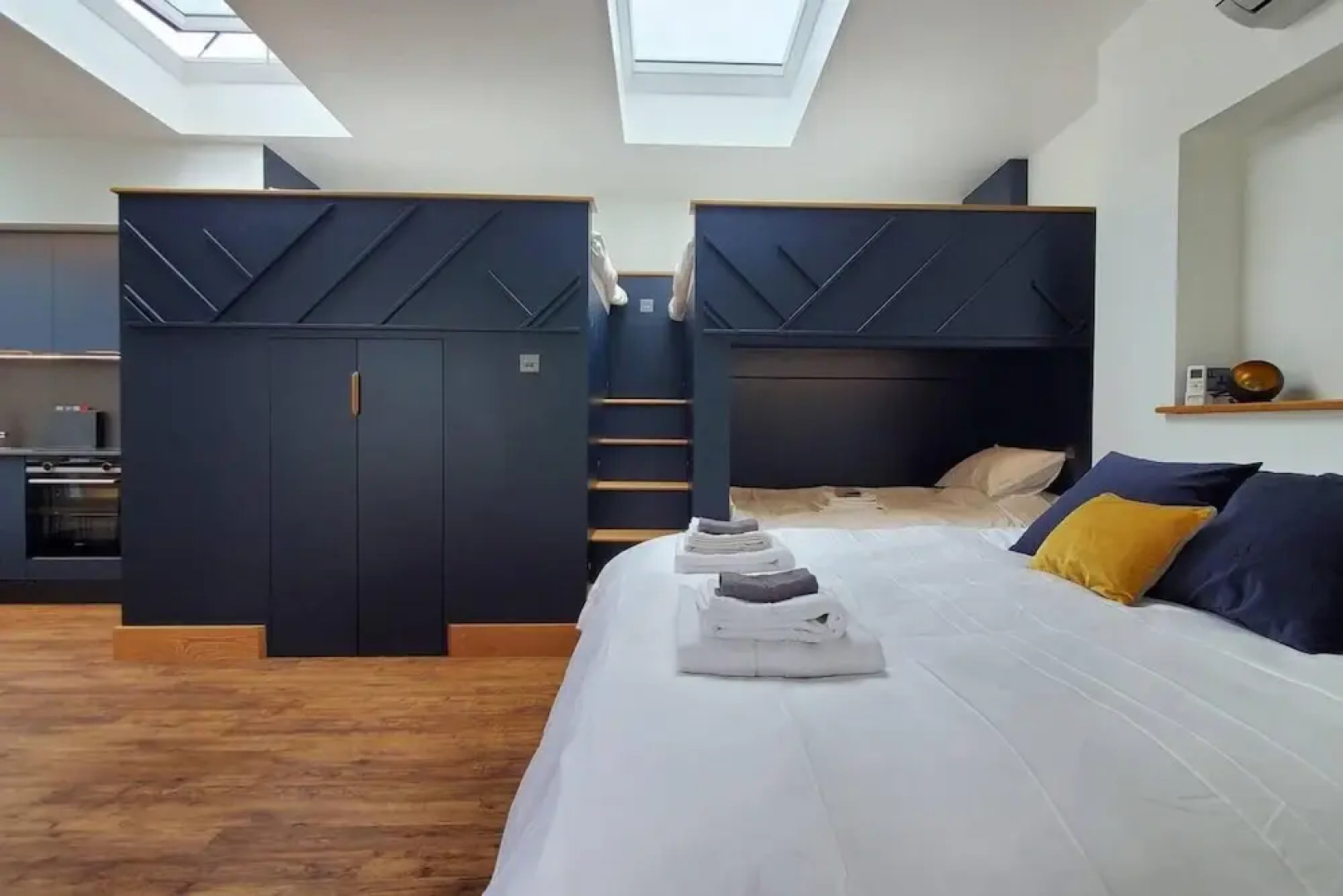 The Cedarwoods - Luxury Studio for 5!