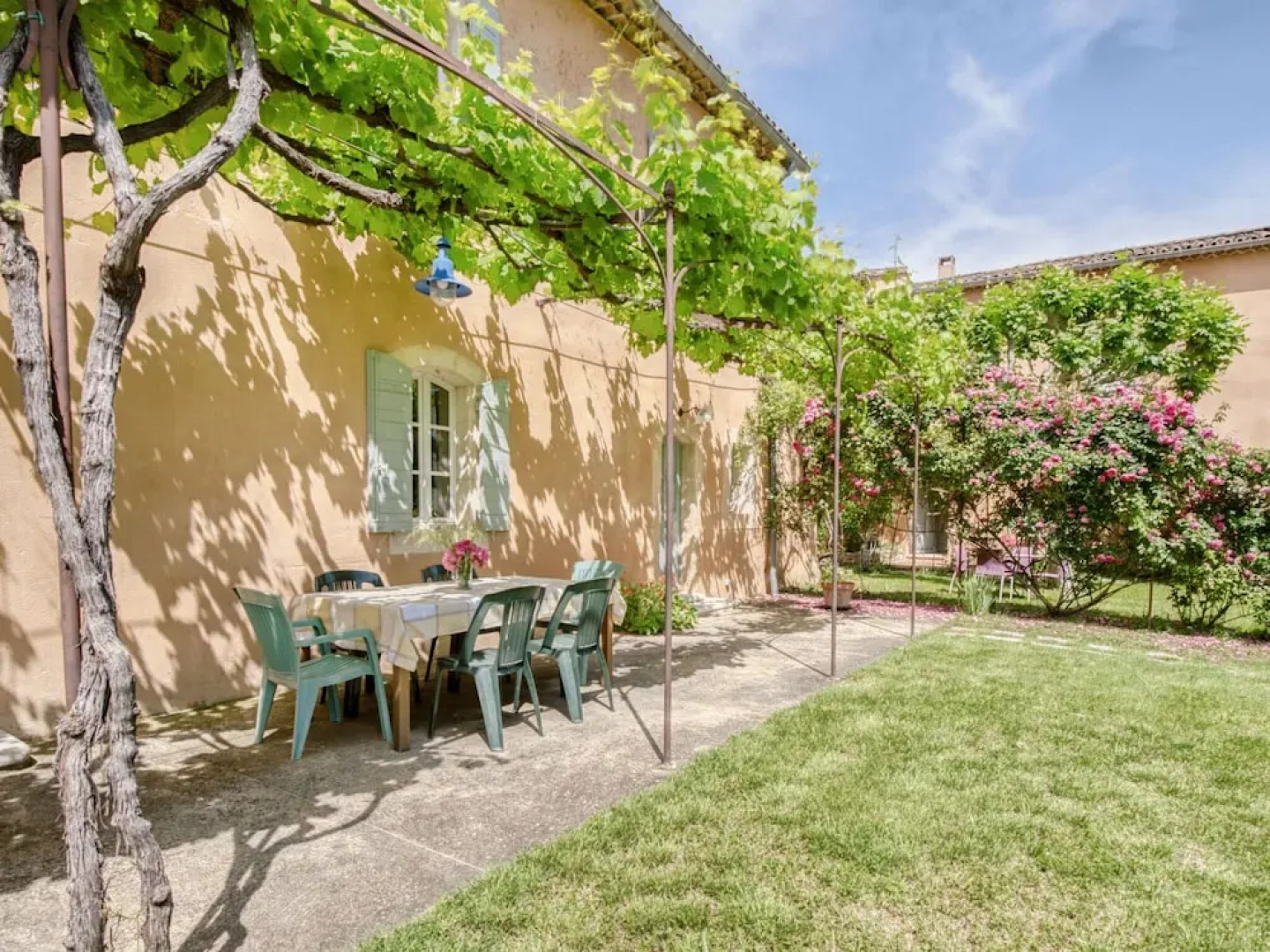 Quaint Holiday Home in Rustrel With Swimming Pool