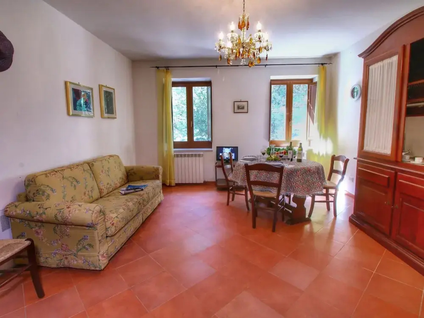 Stunning Farmhouse with Swimming Pool & Hot Tub in Umbria