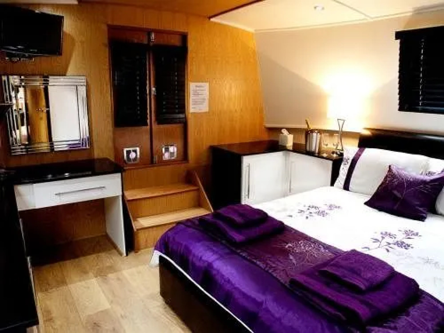 Hollywood Apartments  Barges