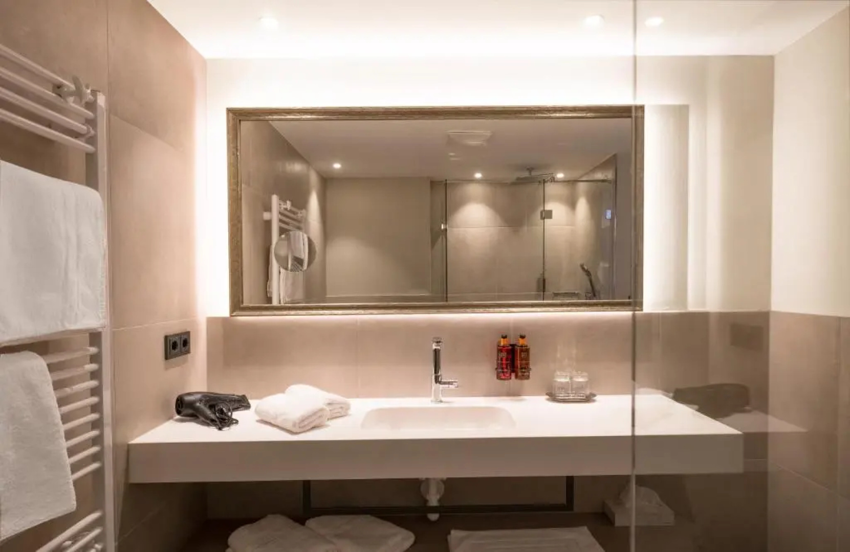 Hotel Vier - Studios & Restaurant