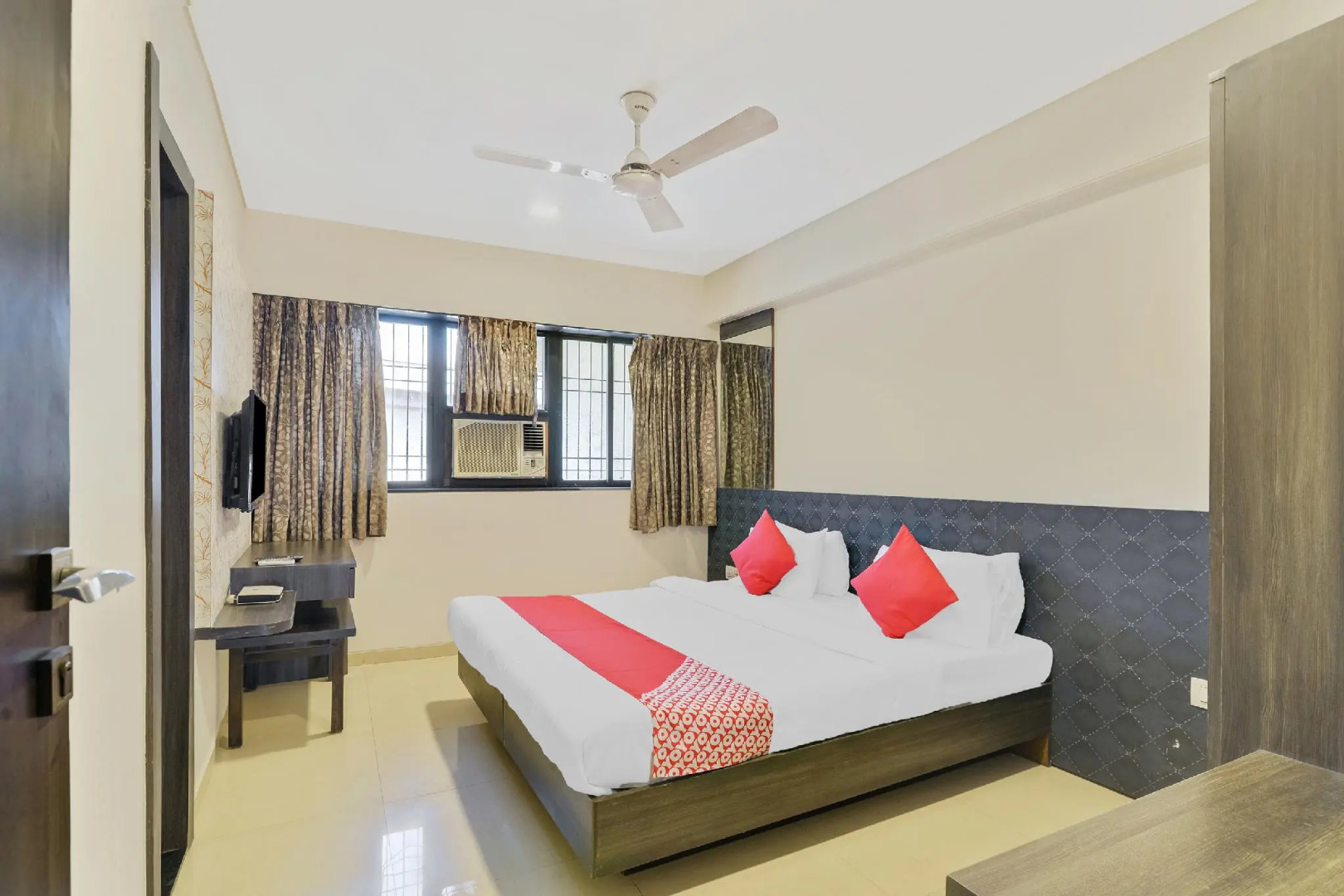 Vaccinated Staff- Capital O 4552 Hotel Sharada International