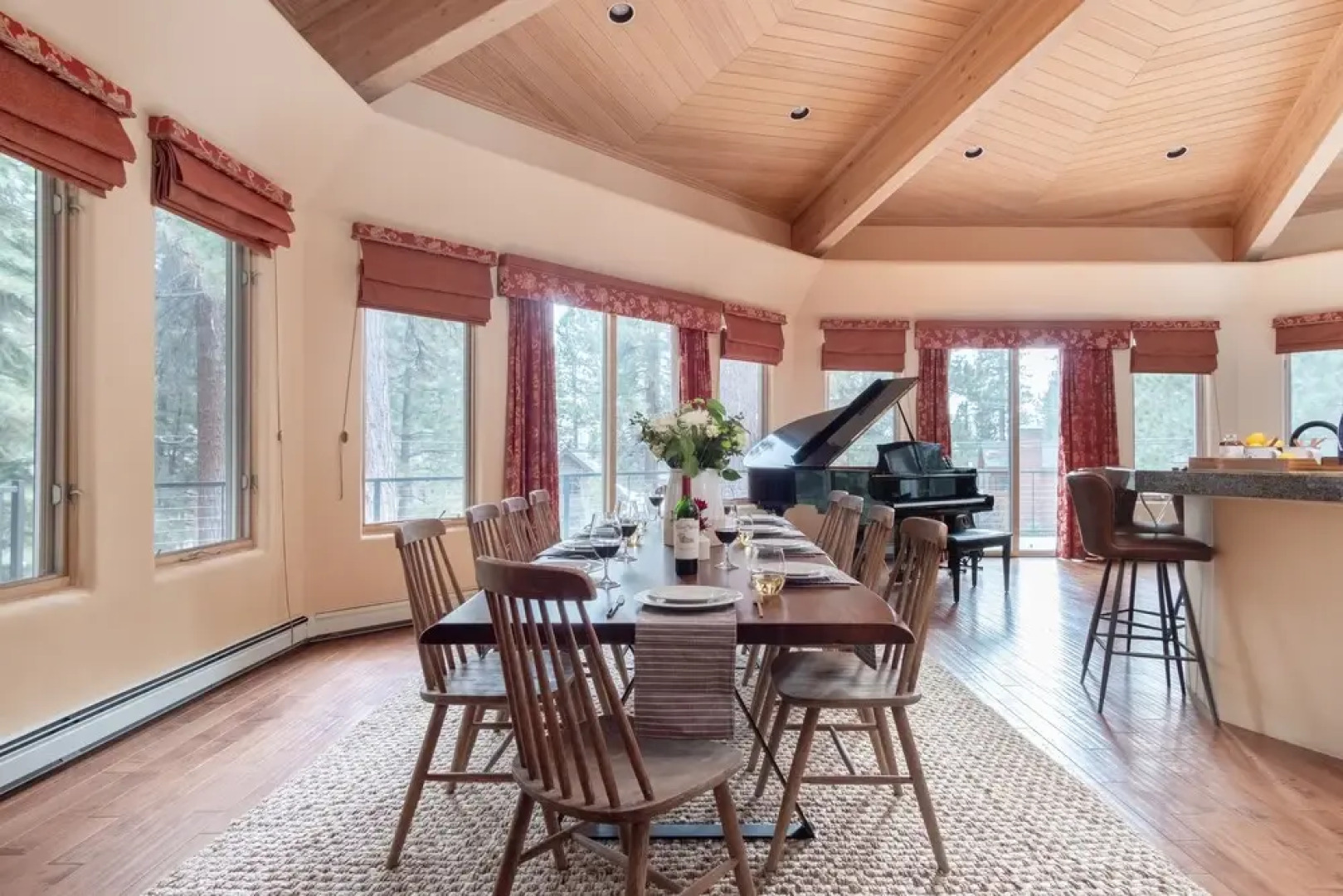 Ponderosa by Avantstay Spacious Cabin w/ Large Deck & Hot Tub 10min to Mtn