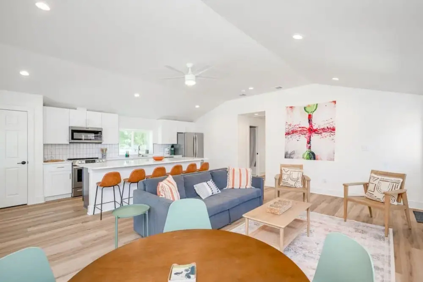 Modern 3 2 two Kings hot tub Fire pit 16min to Wine Trail Nearby Pickleball Courts Pools