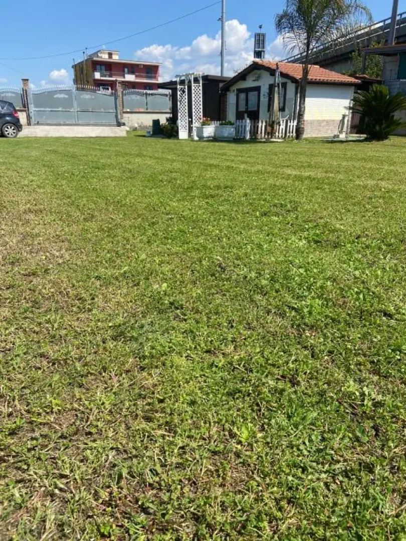 camera con giardino e piscina