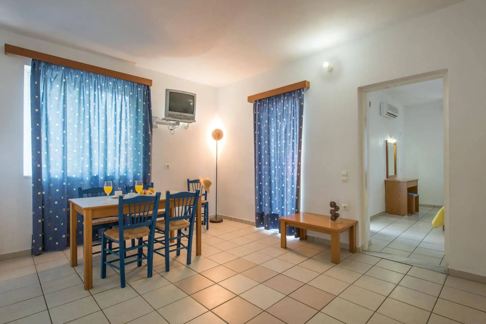 Koukounaria Hotel & Suites