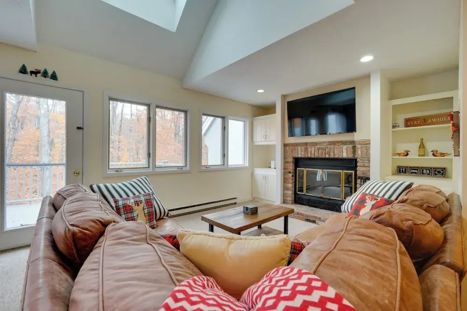 Sunny Stratton Townhome ~ 1 Mi to Skiing!