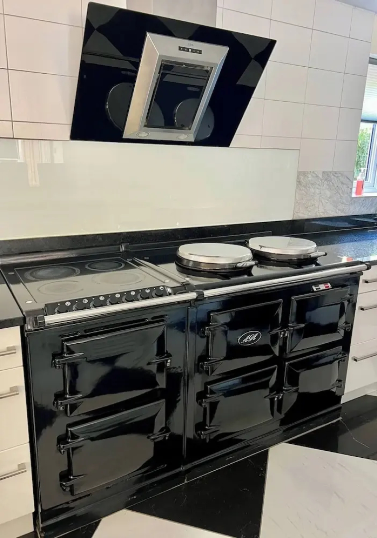 Stratford 4 BR Family Mansion With Pool, Gym & BBQ