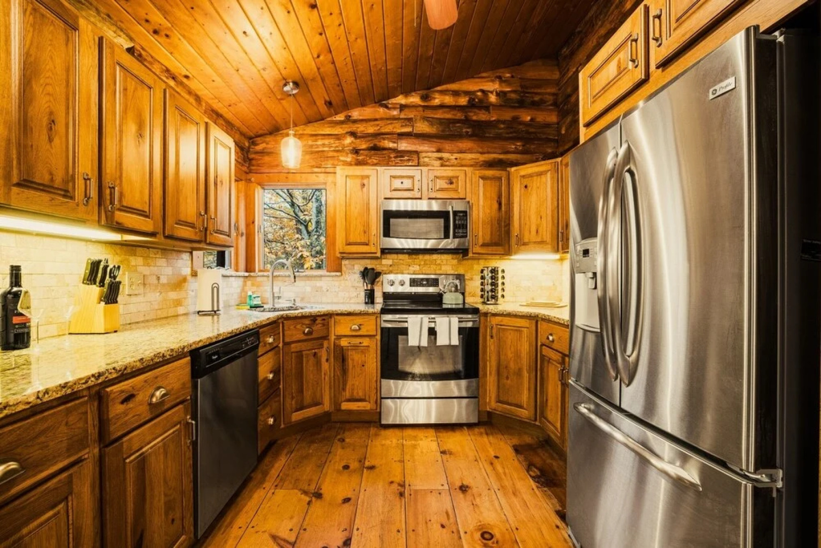 Authentic Log House With Modern Finishes - Game Room & Hot Tub - Pocono Mountains 4 Bedroom Residence by Redawning