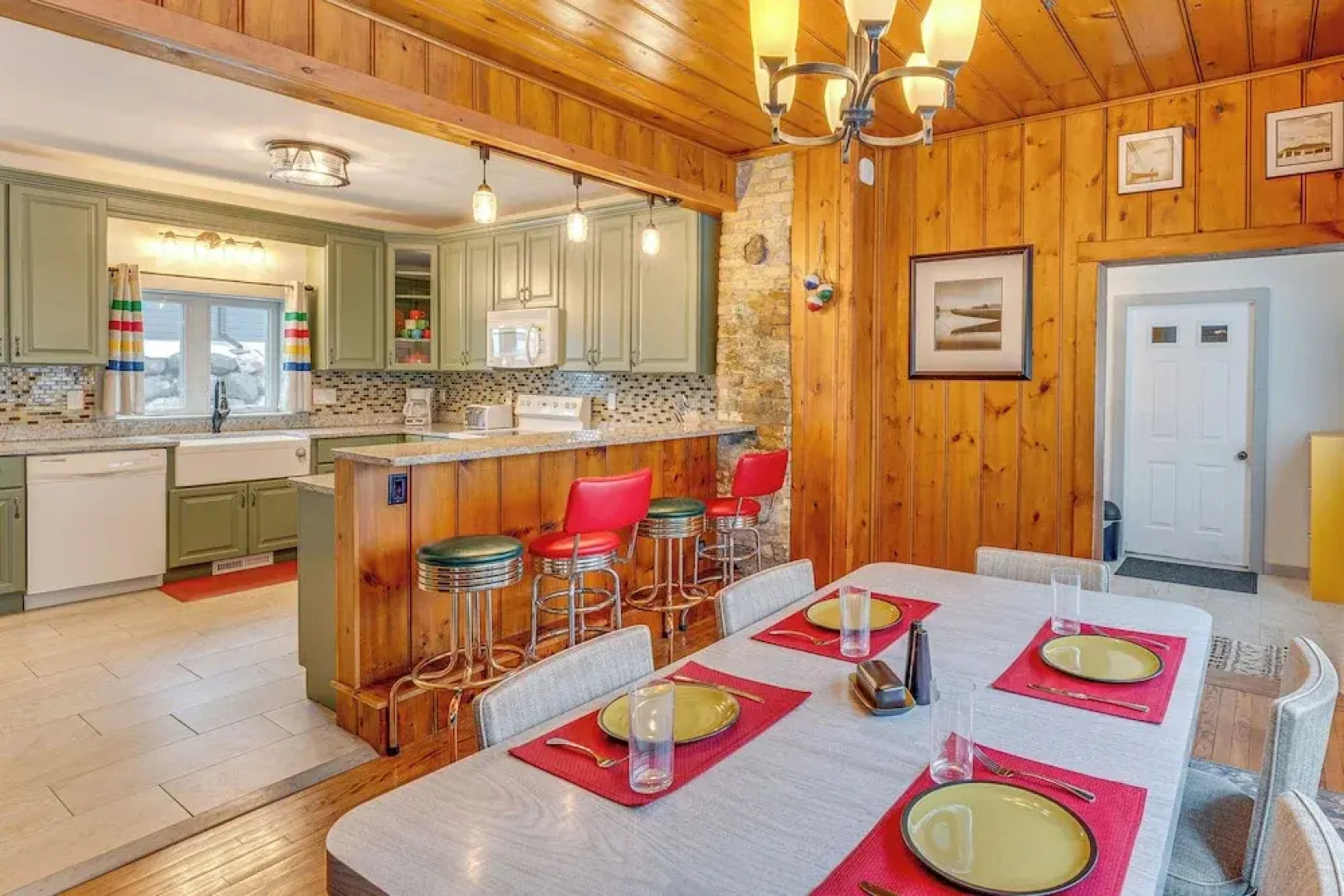 Family-friendly Lake Waubesa Home: Boat + Swim!