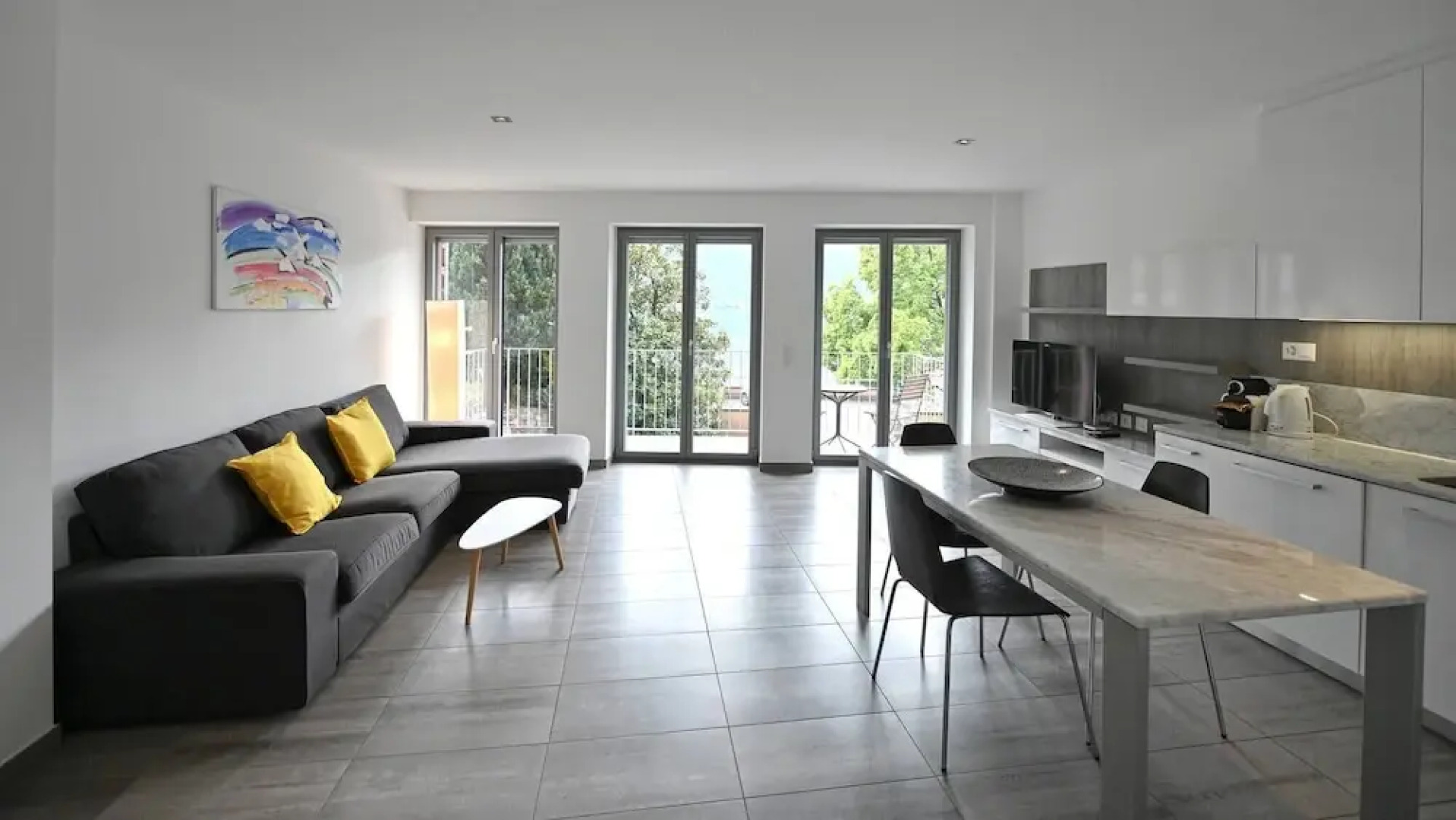 Sunny Suite With Lake View