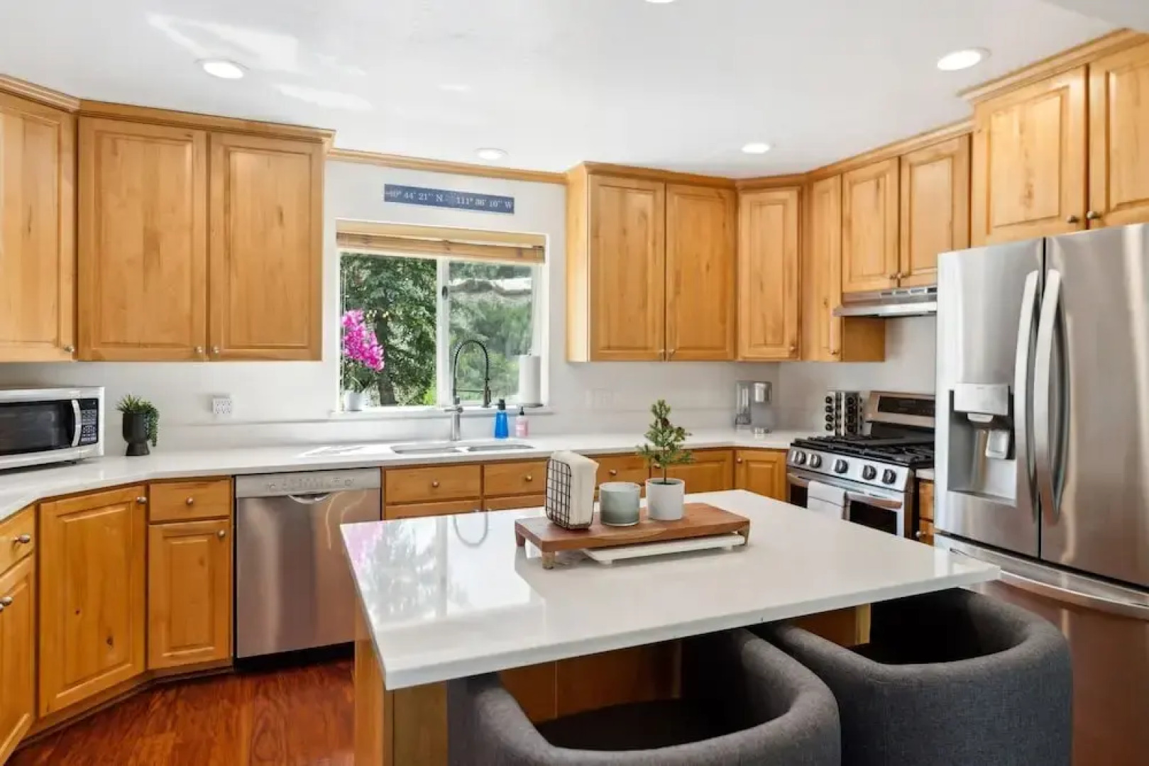 Tranquil Mountain Retreat Scenic Views & Hot Tub 4 Bedroom Home by RedAwning