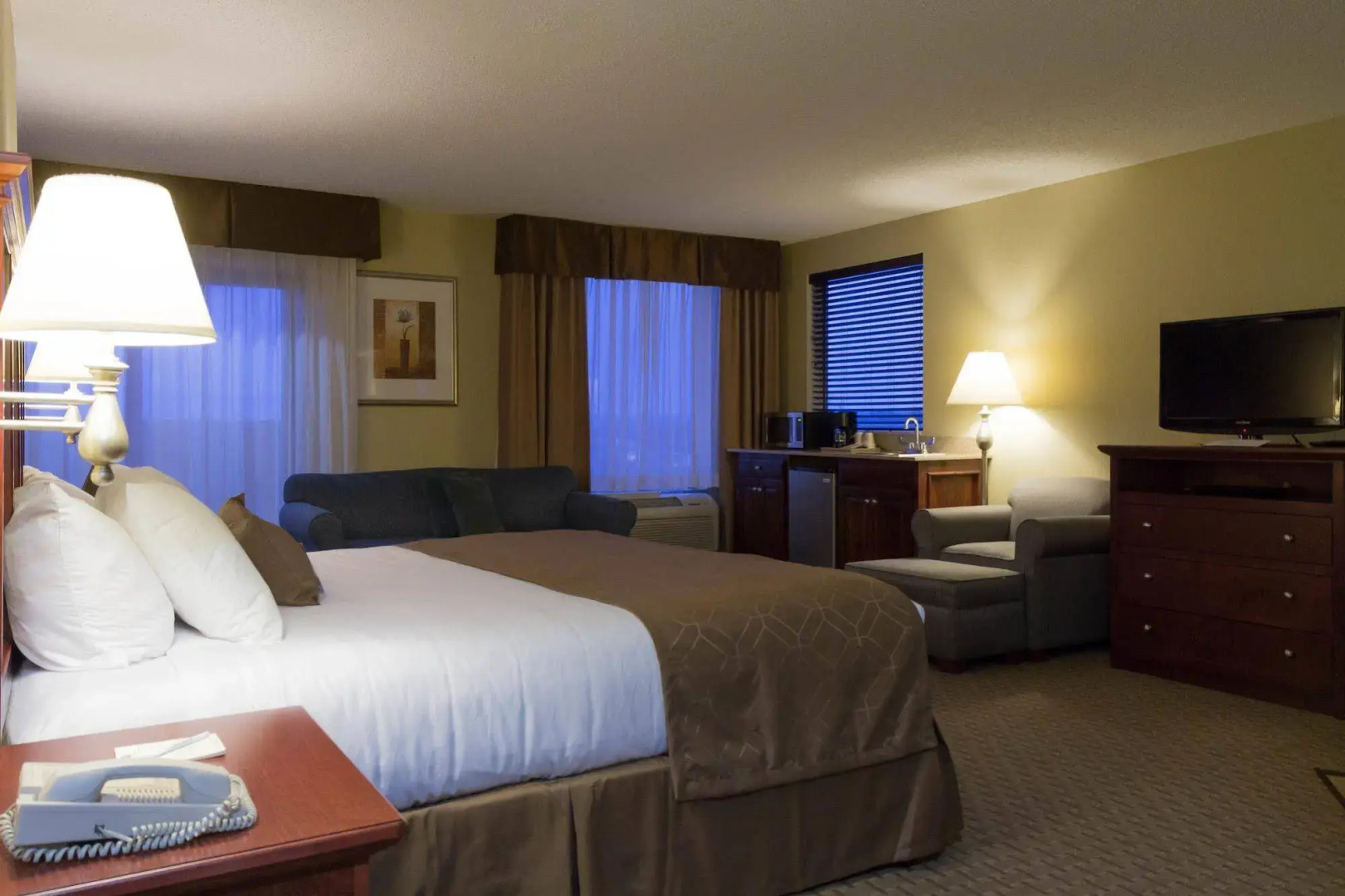 Barrington Hotel & Suites