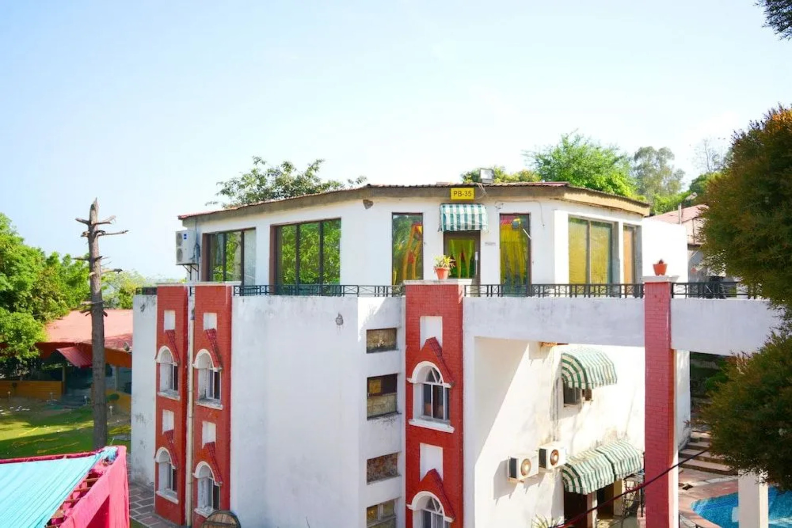 Oyo 37208 Dlm Valley Resorts