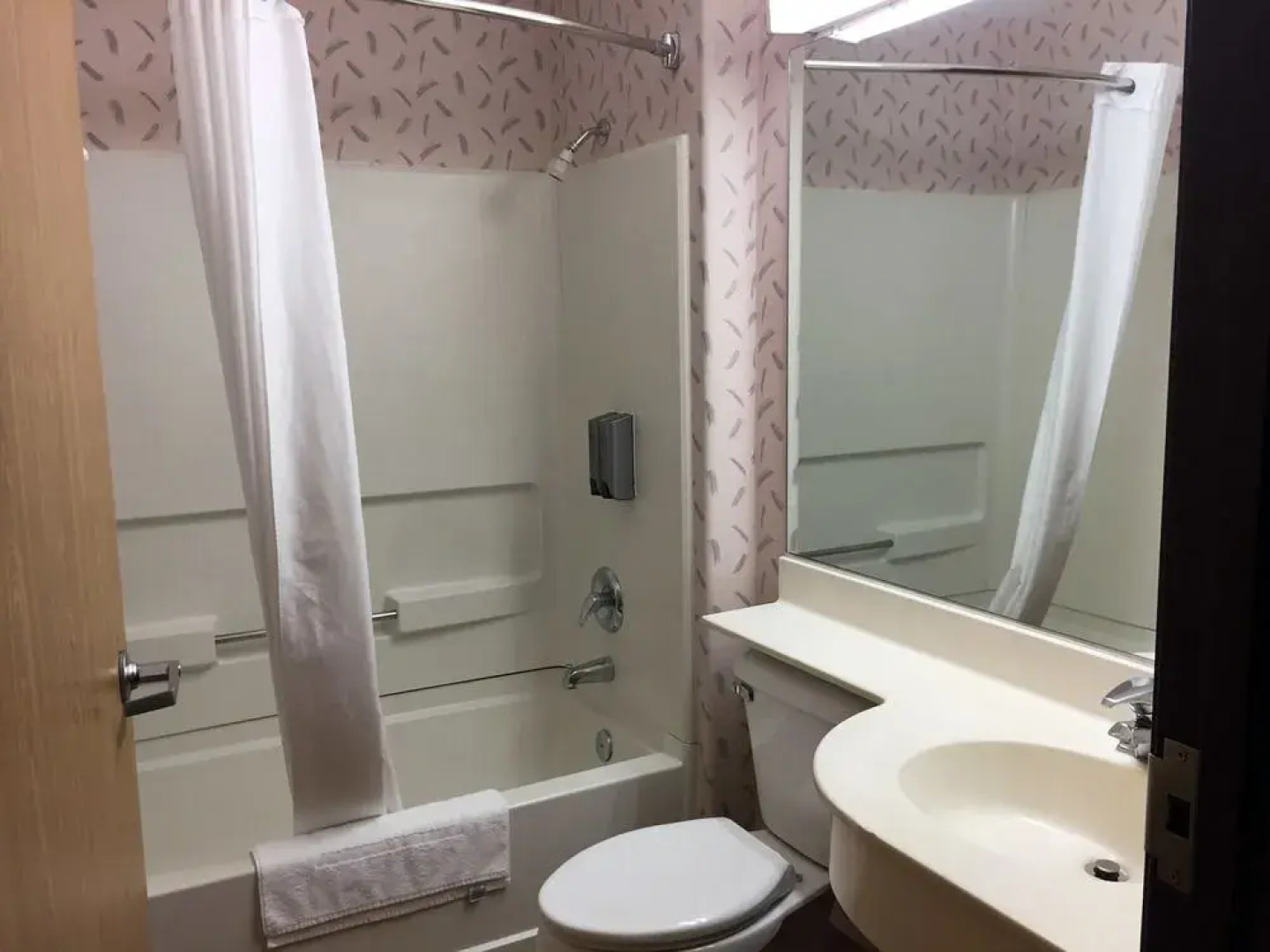 GuestHouse Inn & Suites Sutherlin