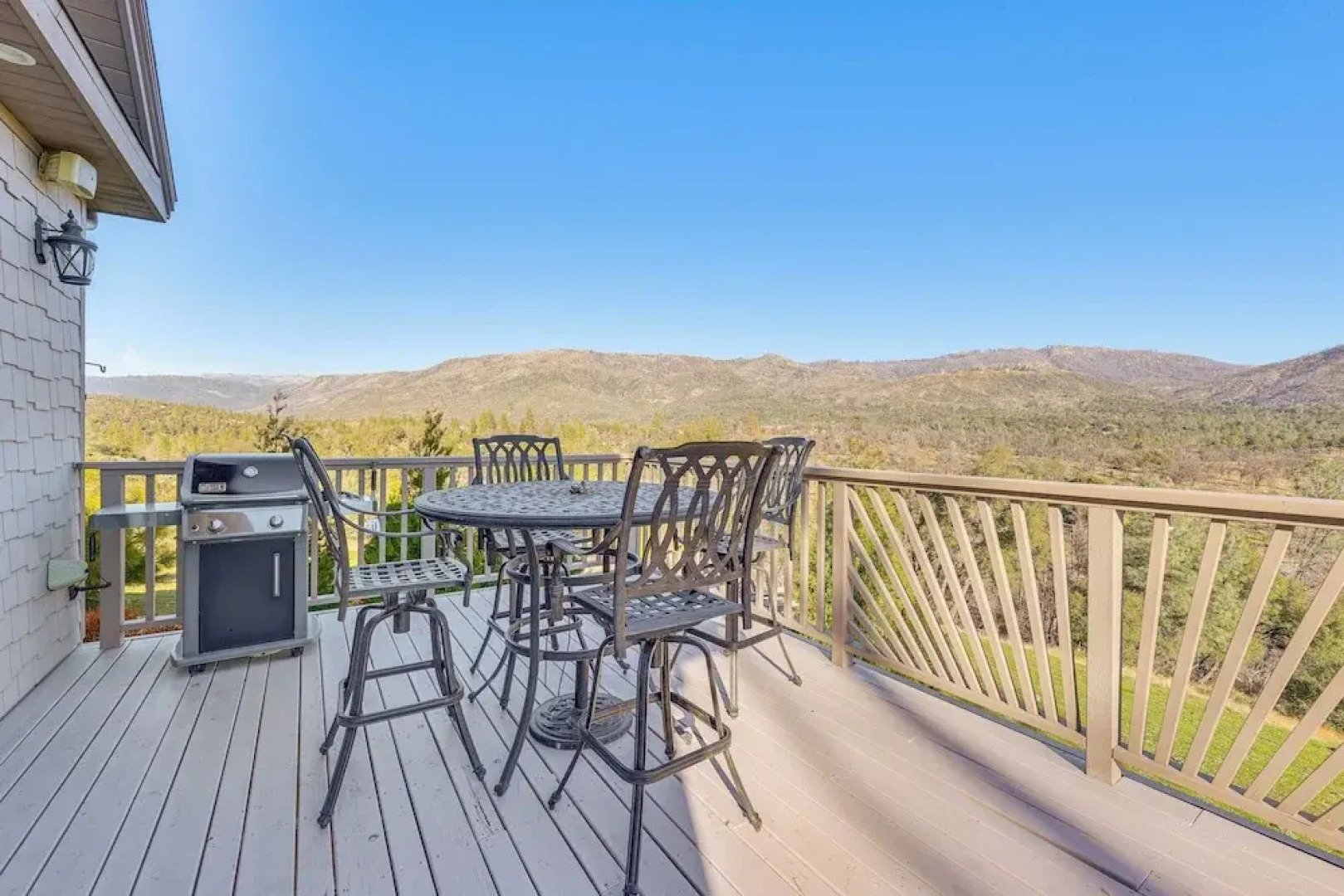 28 Mi to Yosemite: Lovely Mtn Cottage w/ Deck!