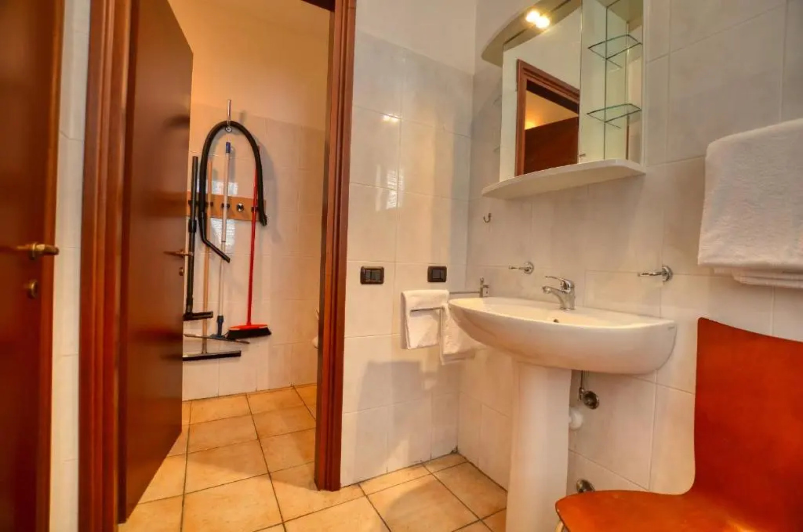 2-Bedroom Airconditioned Lakeview Apartment