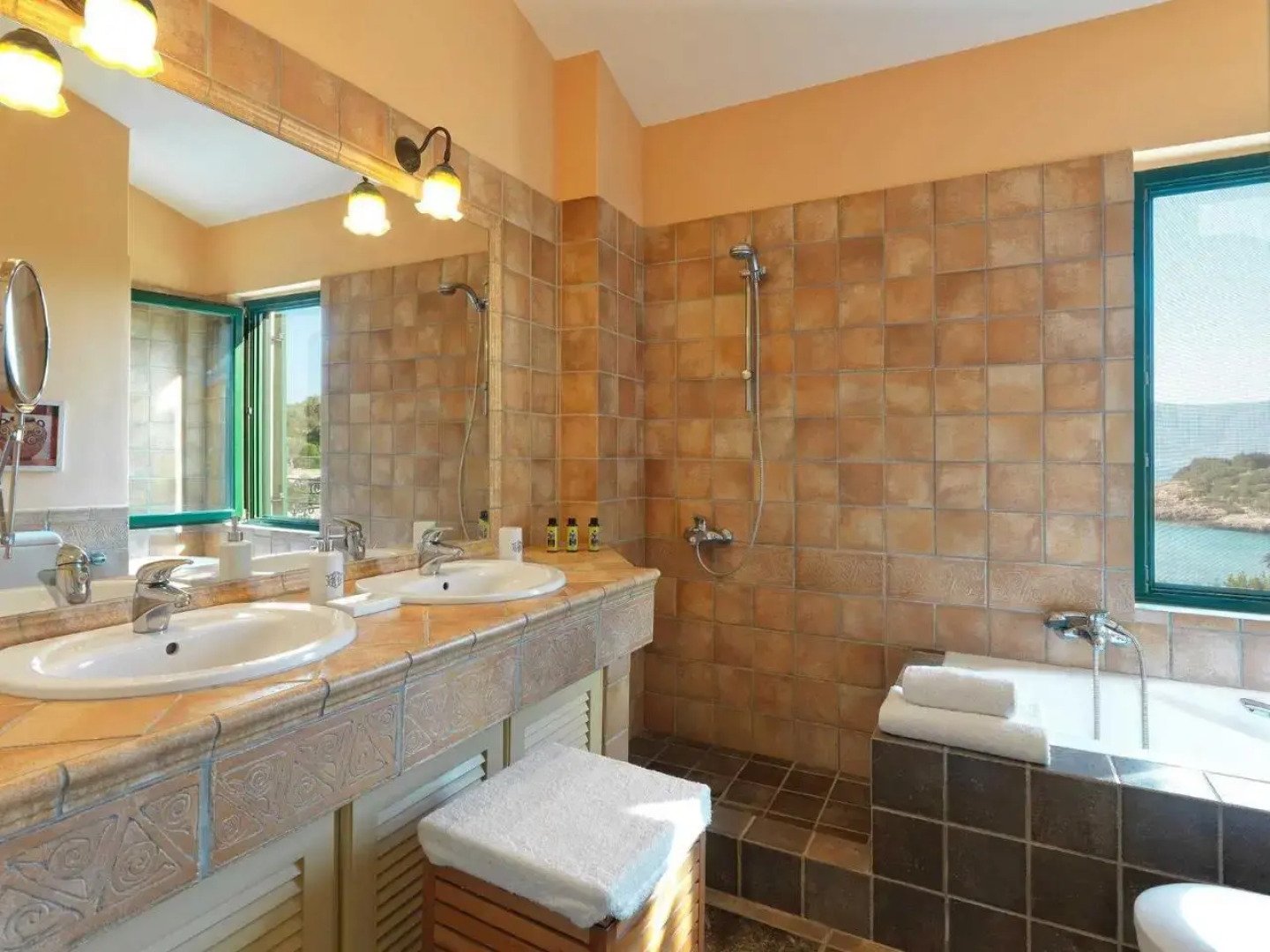 Villa Aria - Luxury Beachfront Villa with Pool and Tennis Court