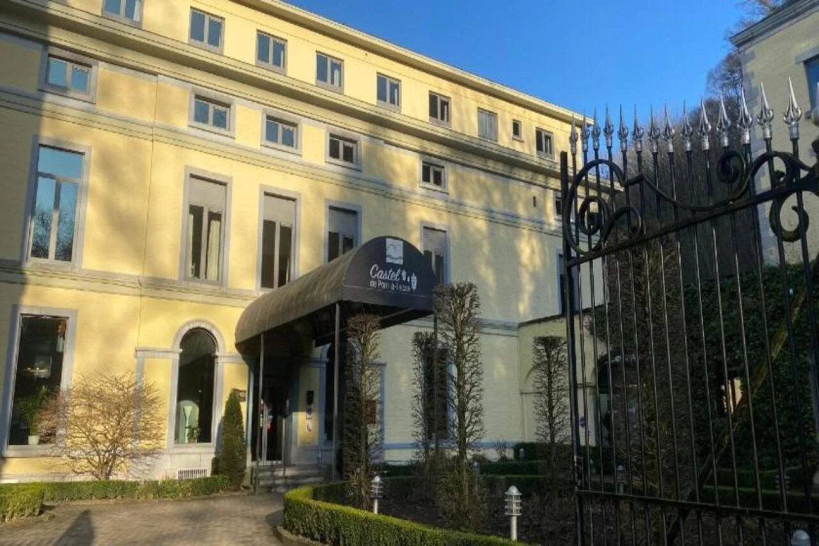 Castel de Pont-à-Lesse Hotel