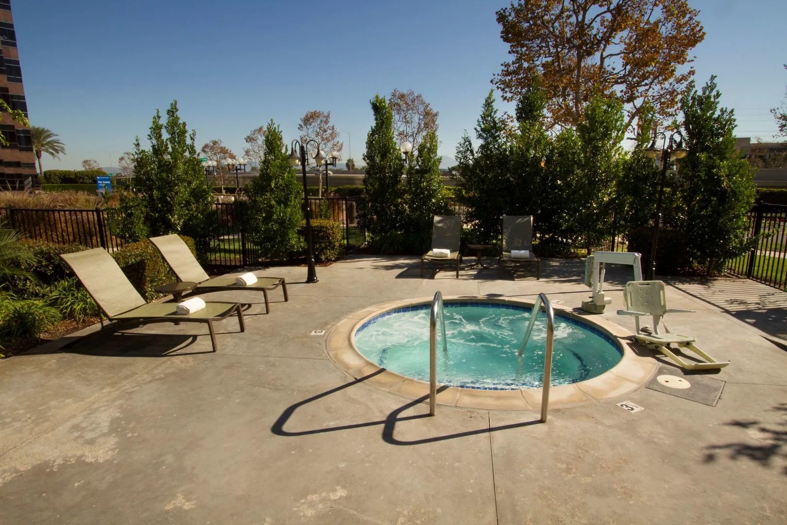 Lakeside Orange County Airport Hotel