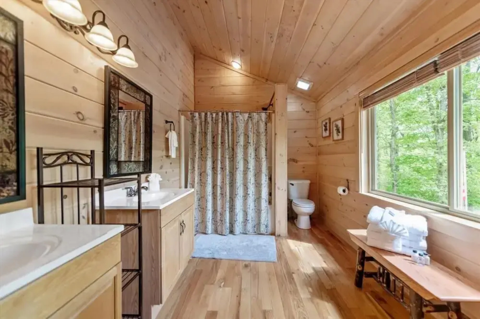 Firefly-pristine Mountain Cabin With hot tub Screened Porch Fire pit Wifi