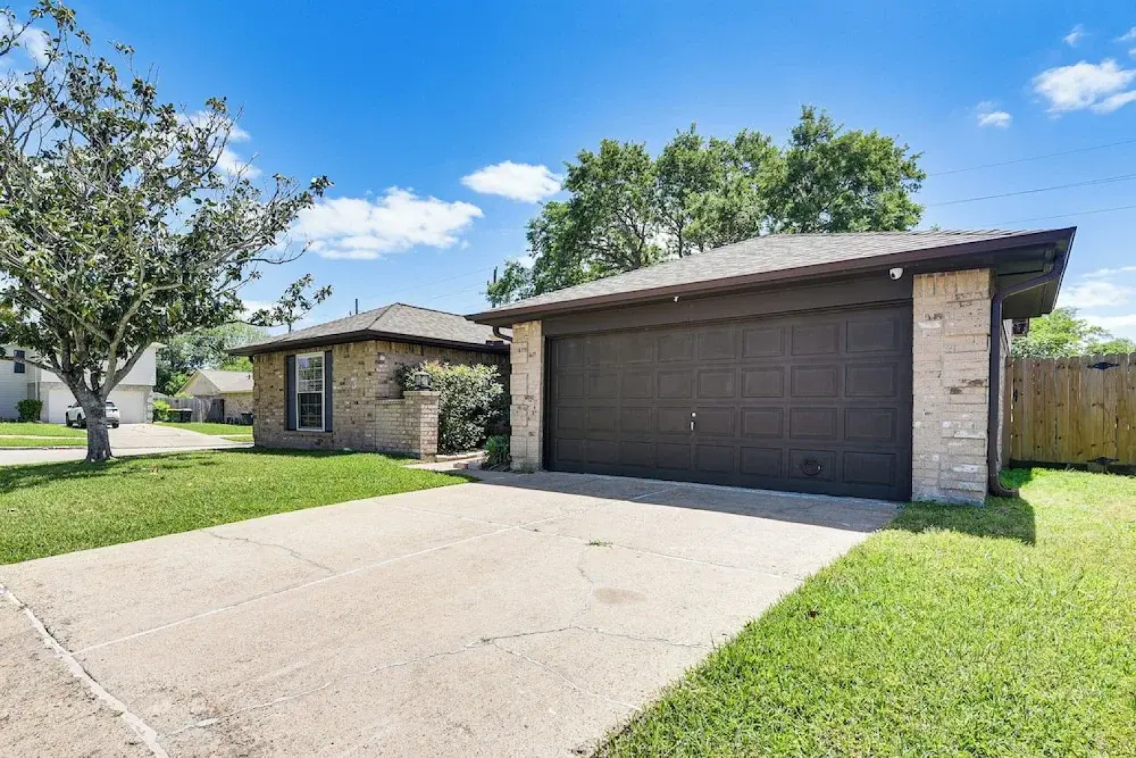 Patio, Fire Pit & Yard: Family Home in Pearland