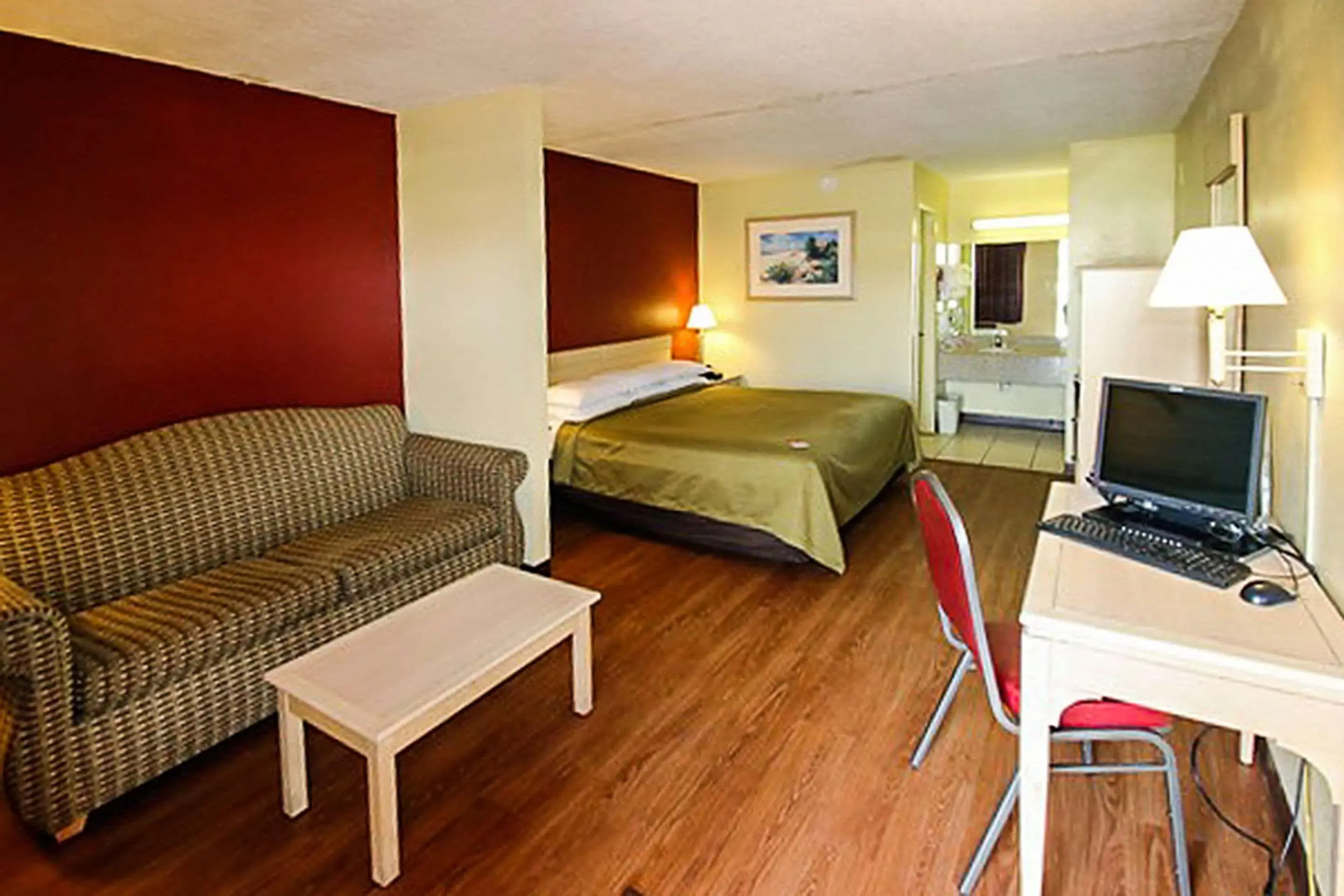 Econo Lodge Inn & Suites Maingate Central