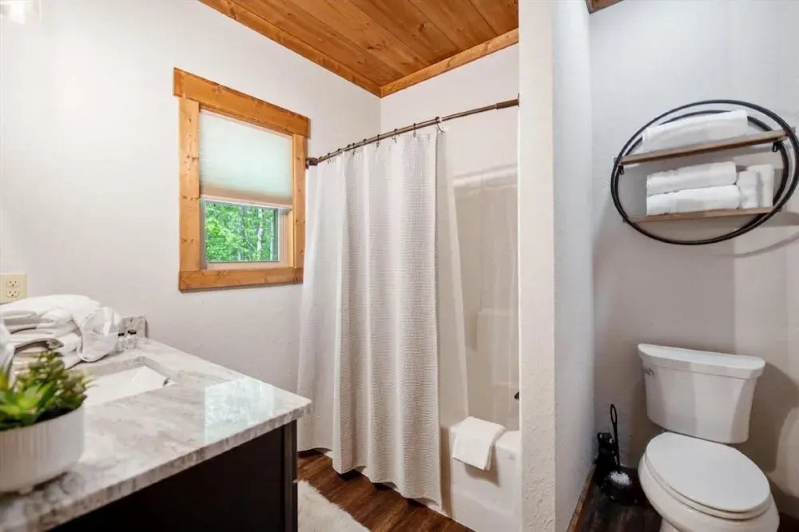 Bucks and Bunks - Brand new Cabin Come Relax or Watch TV Outside Fireplace