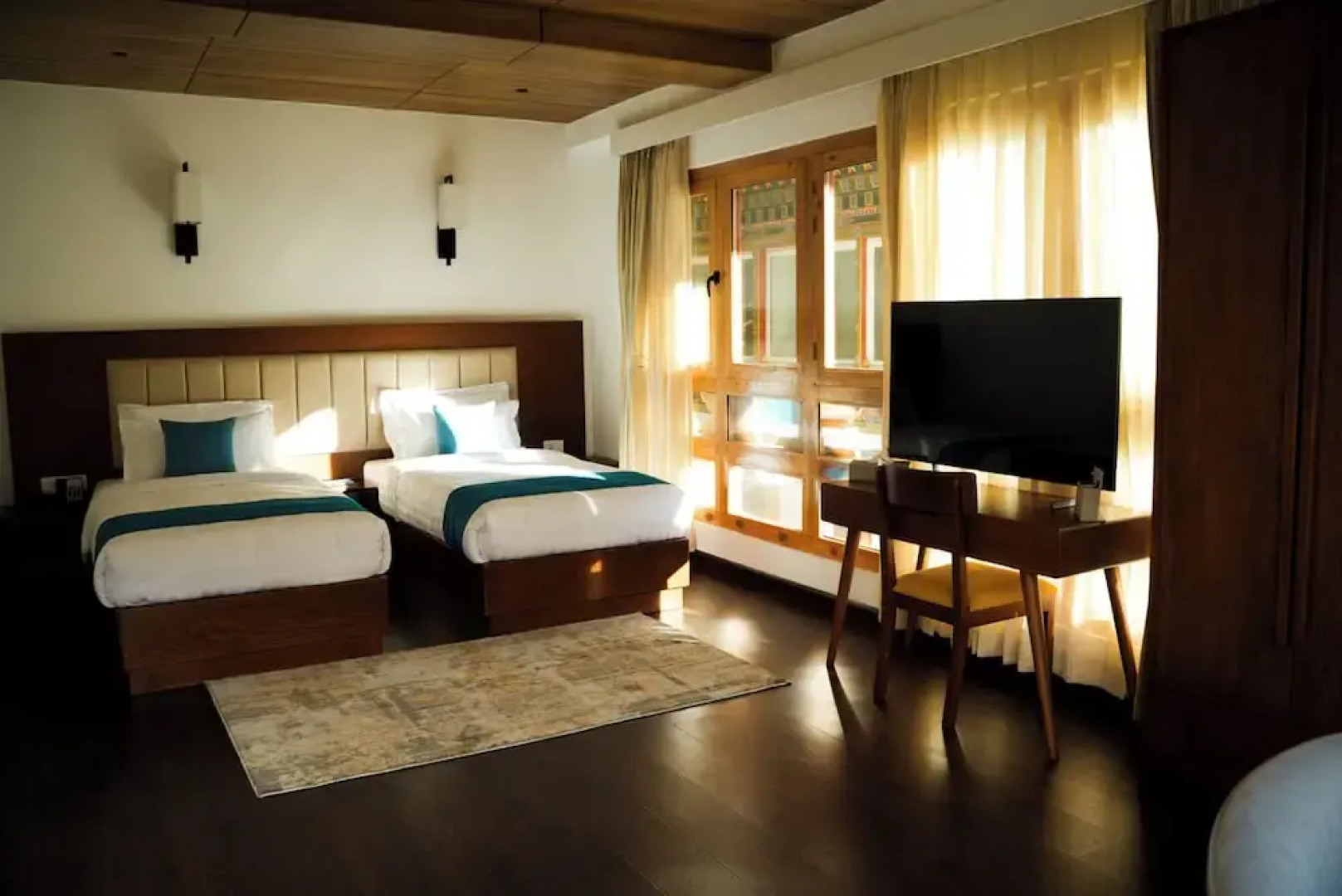 The 33rd Executive Suites