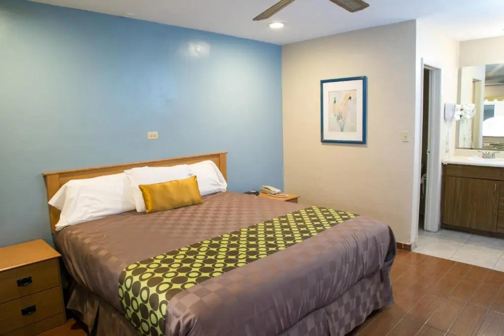 Townhouse Inn & Suites