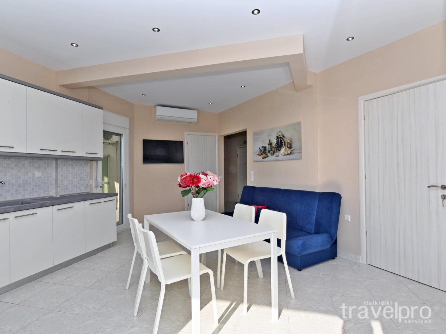 Sabbia Seafront Apartment  2 by TravelPro Serv...