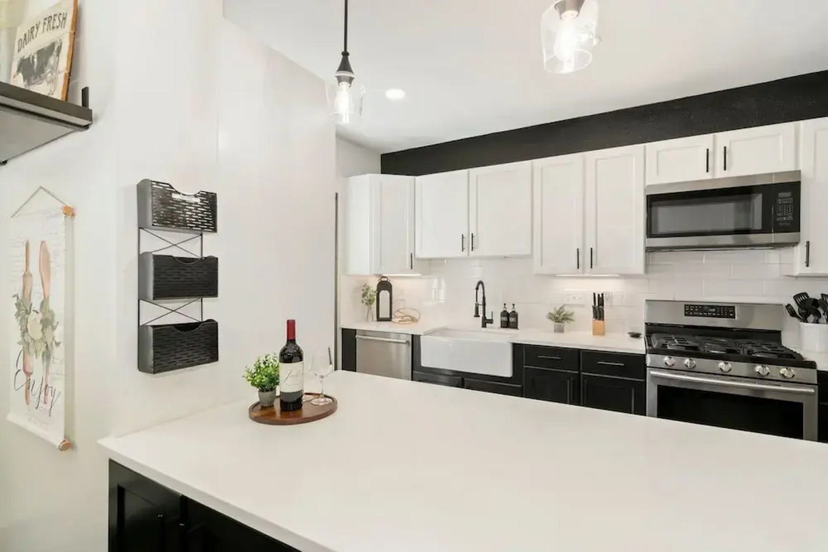 Windsor Farmhouse Family Fun, Yard & Fireplace