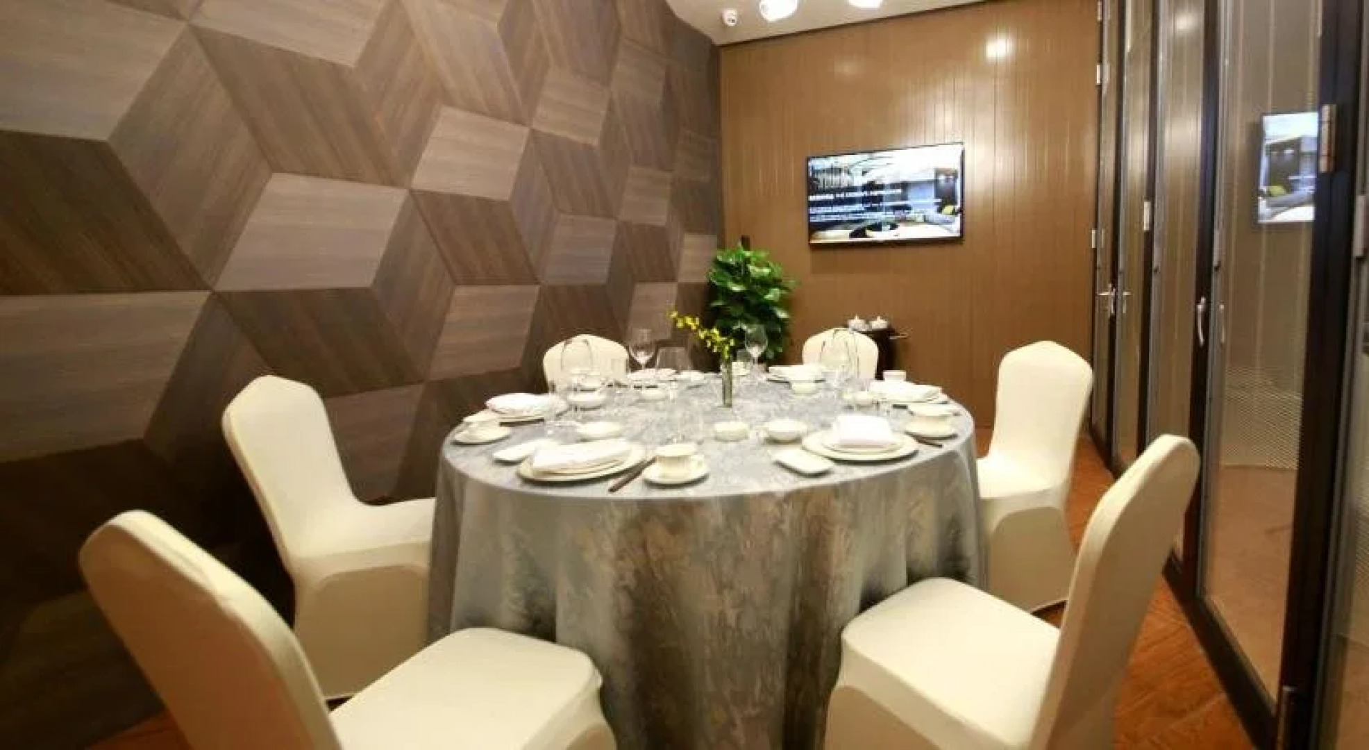 Howard Johnson Life Geckor Zhu