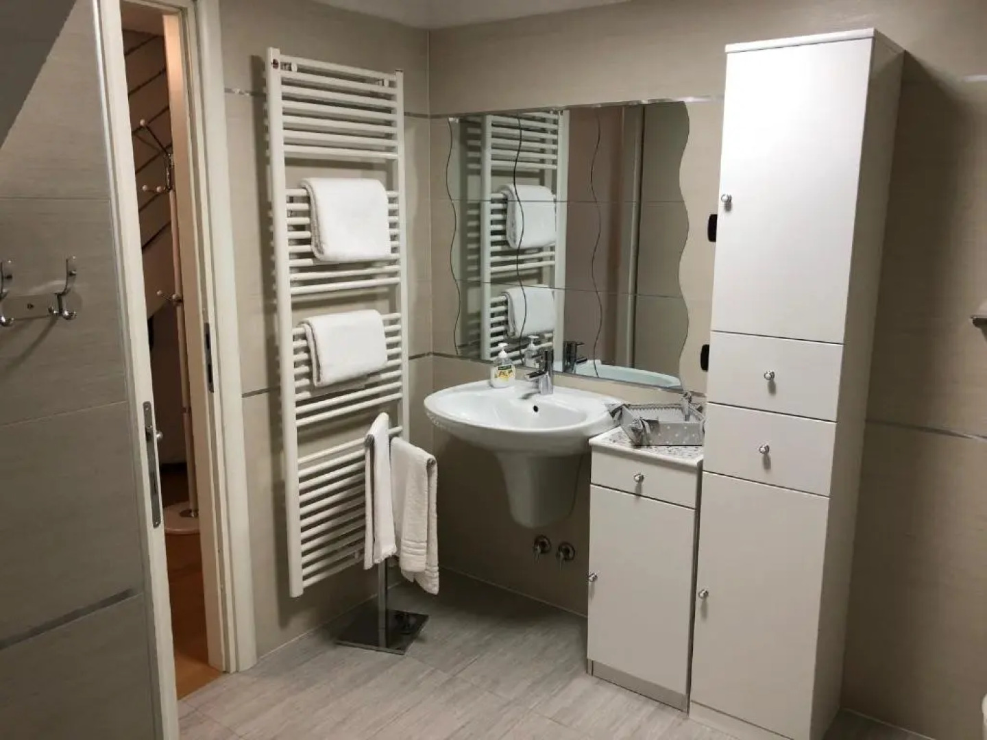 White Residence Apartment